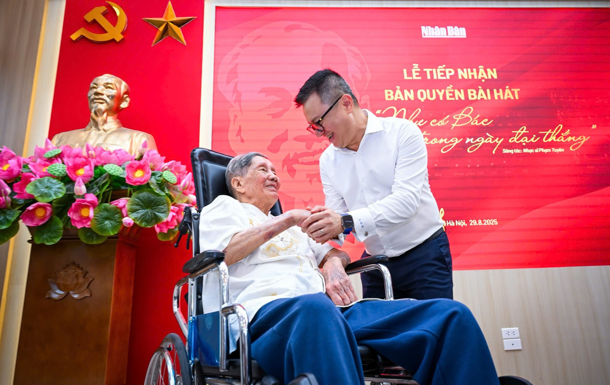 Quoc Minh y el compositor Pham Tuyen. Quoc Minh y el compositor Pham Tuyen.