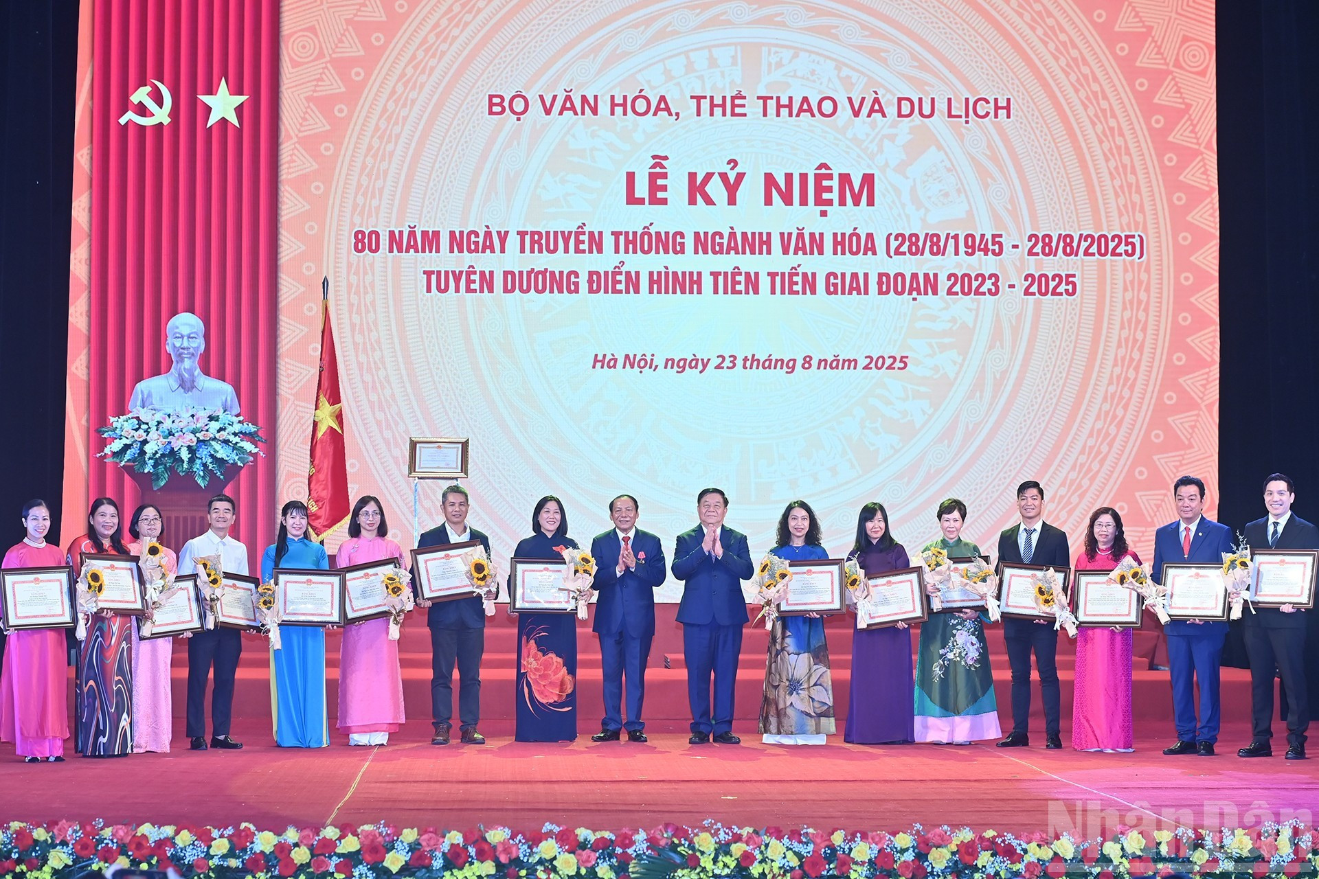 Entregan certificados de mérito a individuos destacadas del sector.