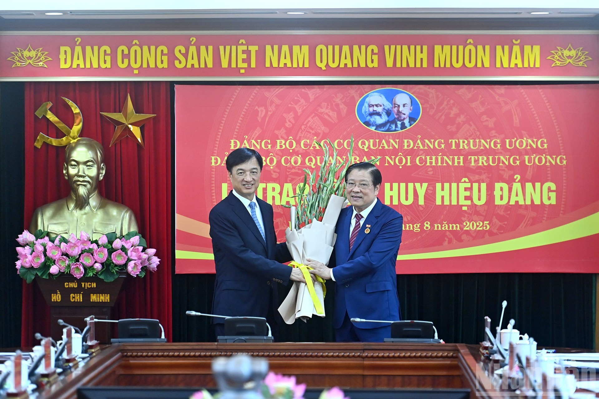 El miembro del Buró Político del PCV y jefe de la Comisión de Control Disciplinario del Comité Central de esa fuerza política, Nguyen Duy Ngoc, felicita a Phan Dinh Trac. El miembro del Buró Político del PCV y jefe de la Comisión de Control Disciplinario del Comité Central de esa fuerza política, Nguyen Duy Ngoc, felicita a Phan Dinh Trac.