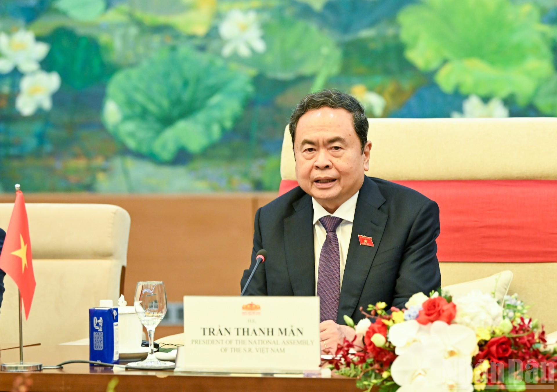 Thanh Man habla en la cita.