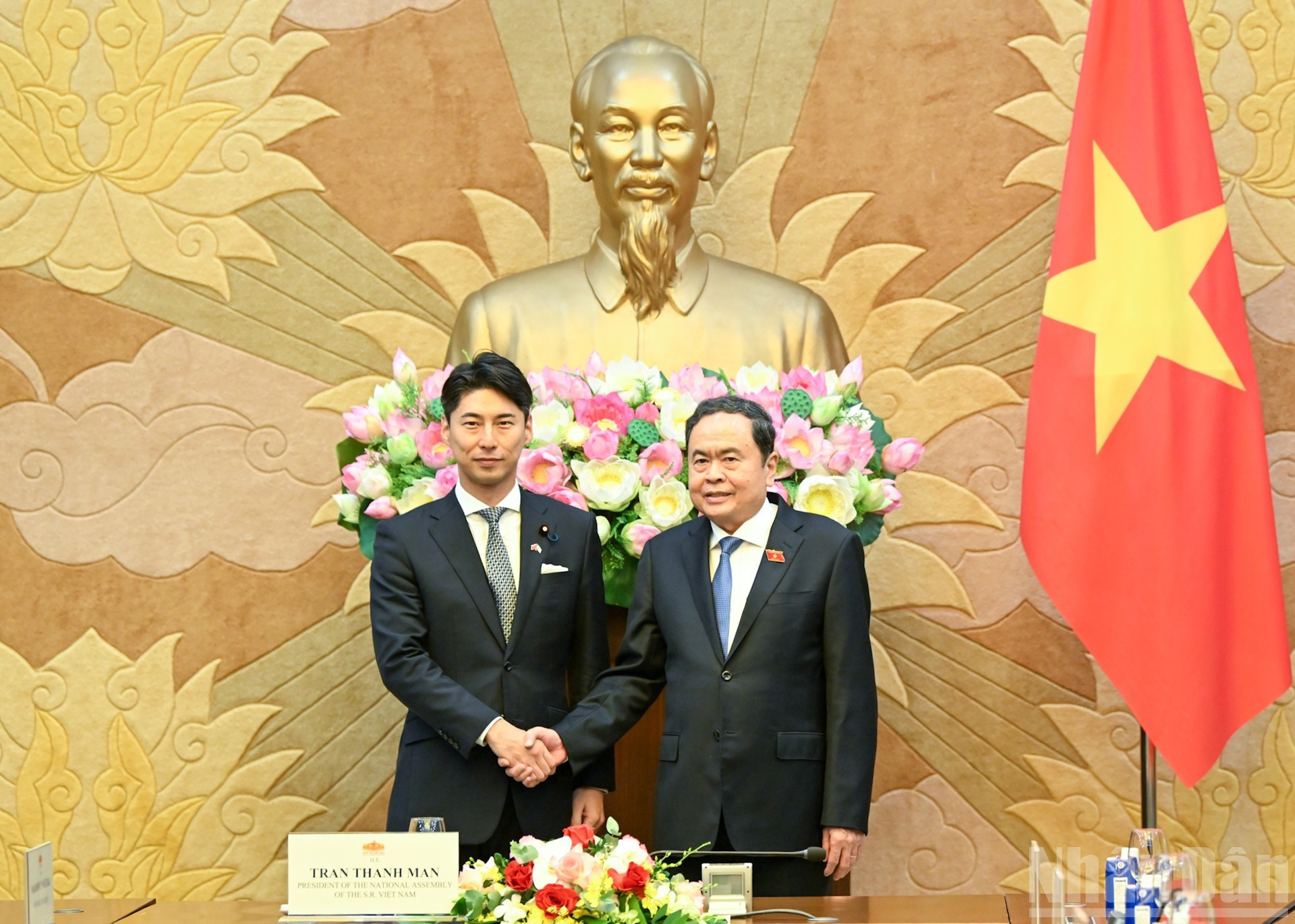 [Foto] Titular del Legislativo de Vietnam recibe a jóvenes parlamentarios japonés