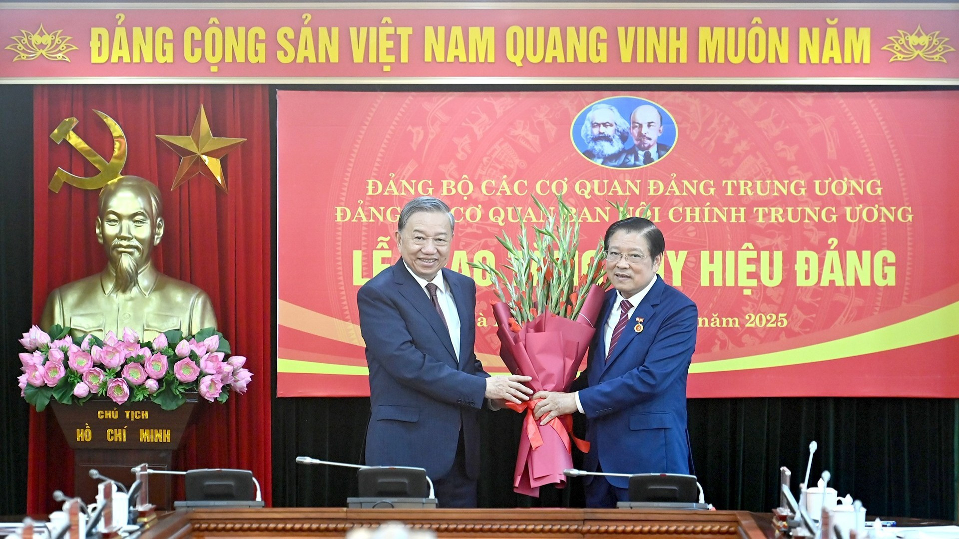 El secretario general del PCV, To Lam, felicita a Phan Dinh Trac, miembro del Buró Político, secretario del Comité Central del PCV y jefe de su Comisión de Asuntos Internos. a4-bnd-6135-3377-5649.jpg