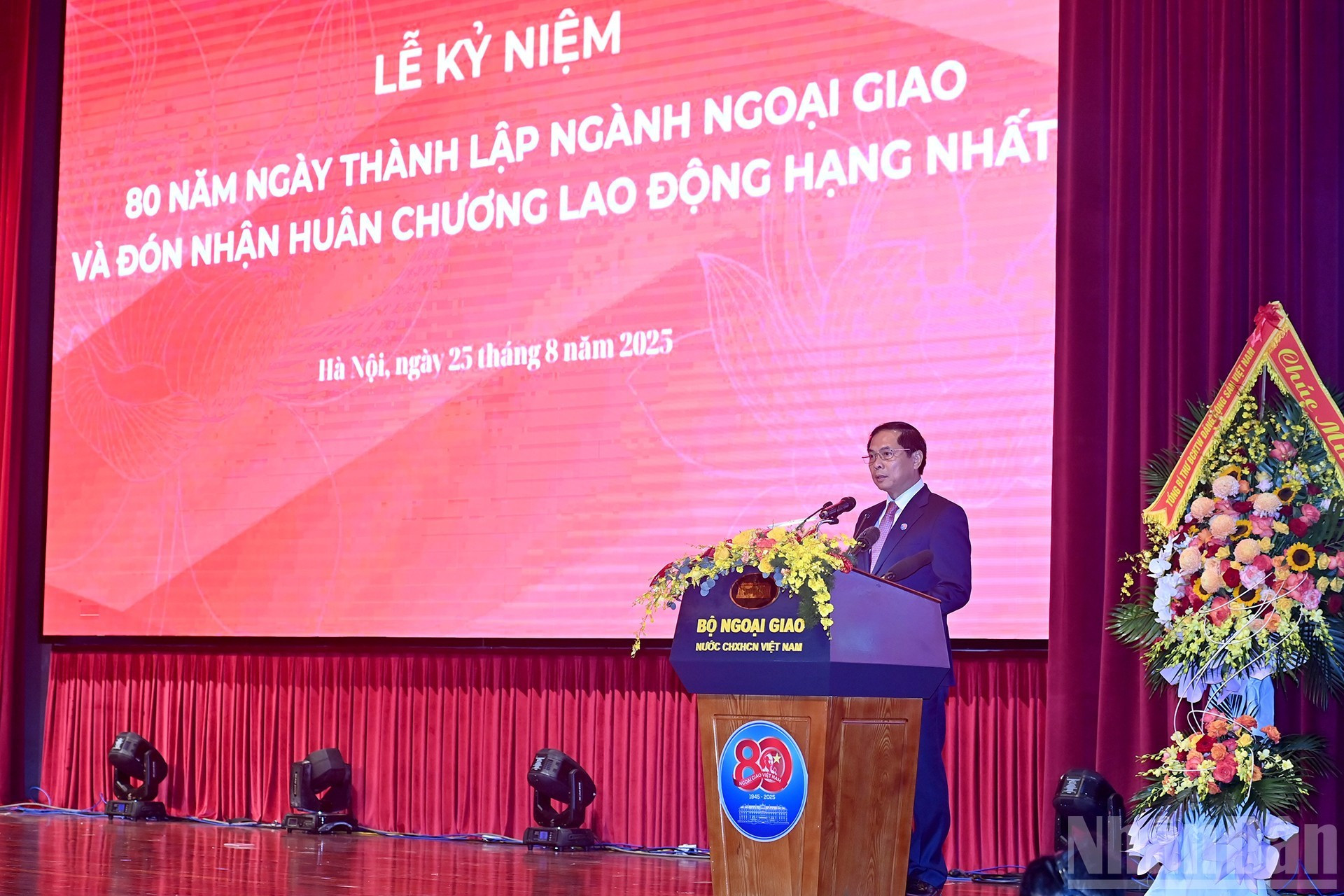 El viceprimer ministro y ministro de Relaciones Exteriores, Bui Thanh Son, habla en el acto. El viceprimer ministro y ministro de Relaciones Exteriores, Bui Thanh Son, habla en el acto.