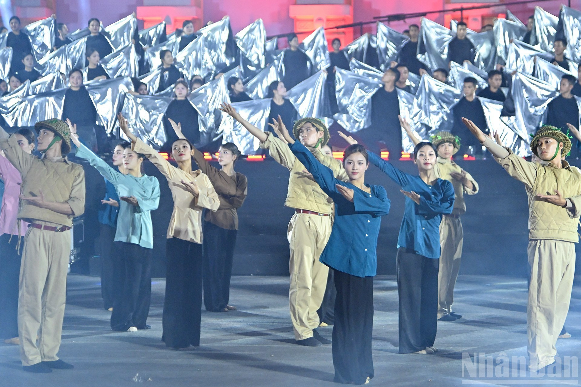 En el evento participan artistas famosos, entidades de arte profesionales y estudiantes de escuelas de arte de Hanói.