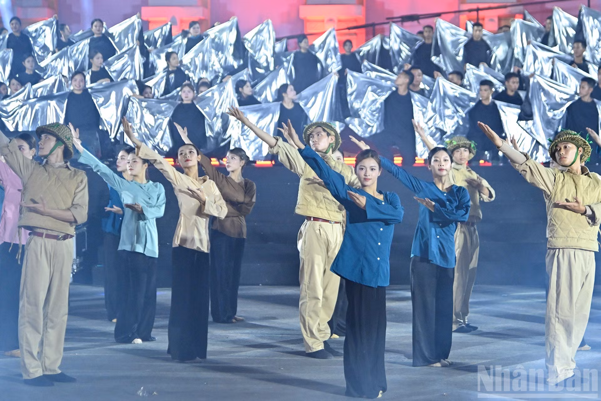 En el evento participan artistas famosos, entidades de arte profesionales y estudiantes de escuelas de arte de Hanói.