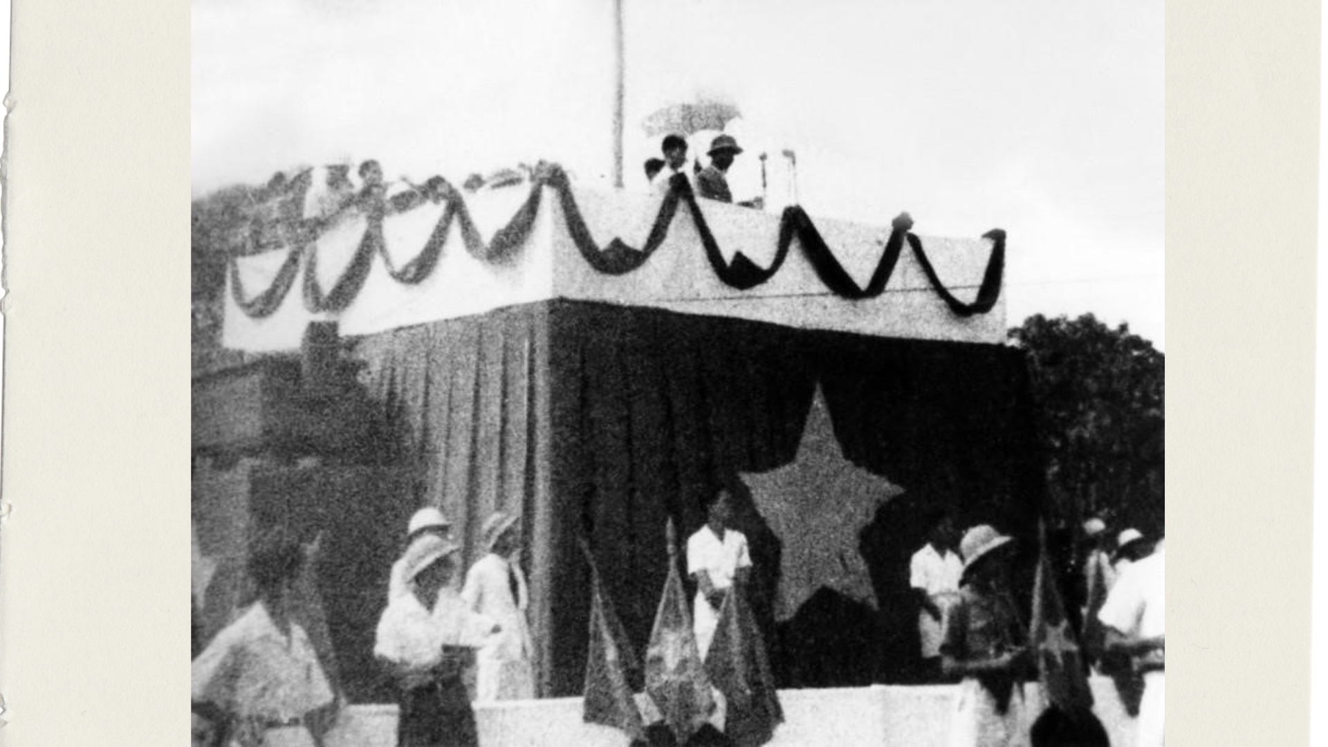 Una gran multitud se congrega en la Plaza de Ba Dinh para escuchar al Presidente Ho Chi Minh leer la Declaración de Independencia en la mañana del 2 de septiembre de 1945. (Foto: VNA) Una gran multitud se congrega en la Plaza de Ba Dinh para escuchar al Presidente Ho Chi Minh leer la Declaración de Independencia en la mañana del 2 de septiembre de 1945. (Foto: VNA)