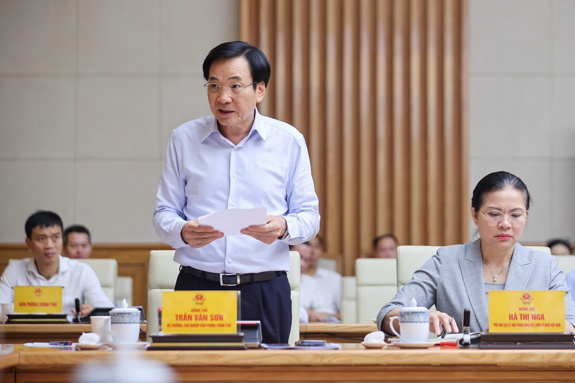 El ministro y jefe de la Oficina Gubernamental, Tran Van Son, en la cita.