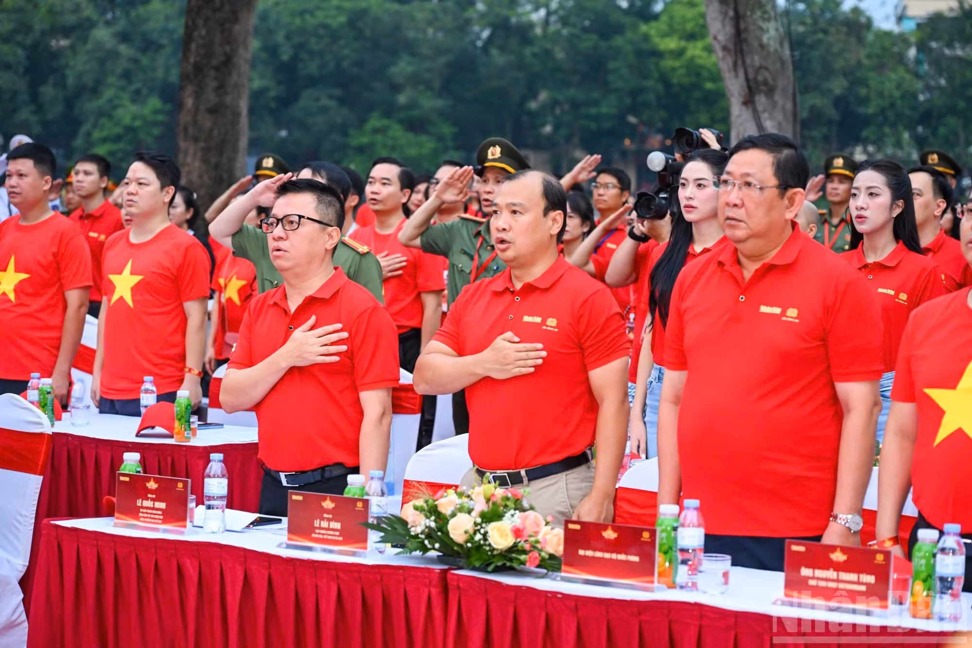 Los delegados saludan a la bandera nacional.