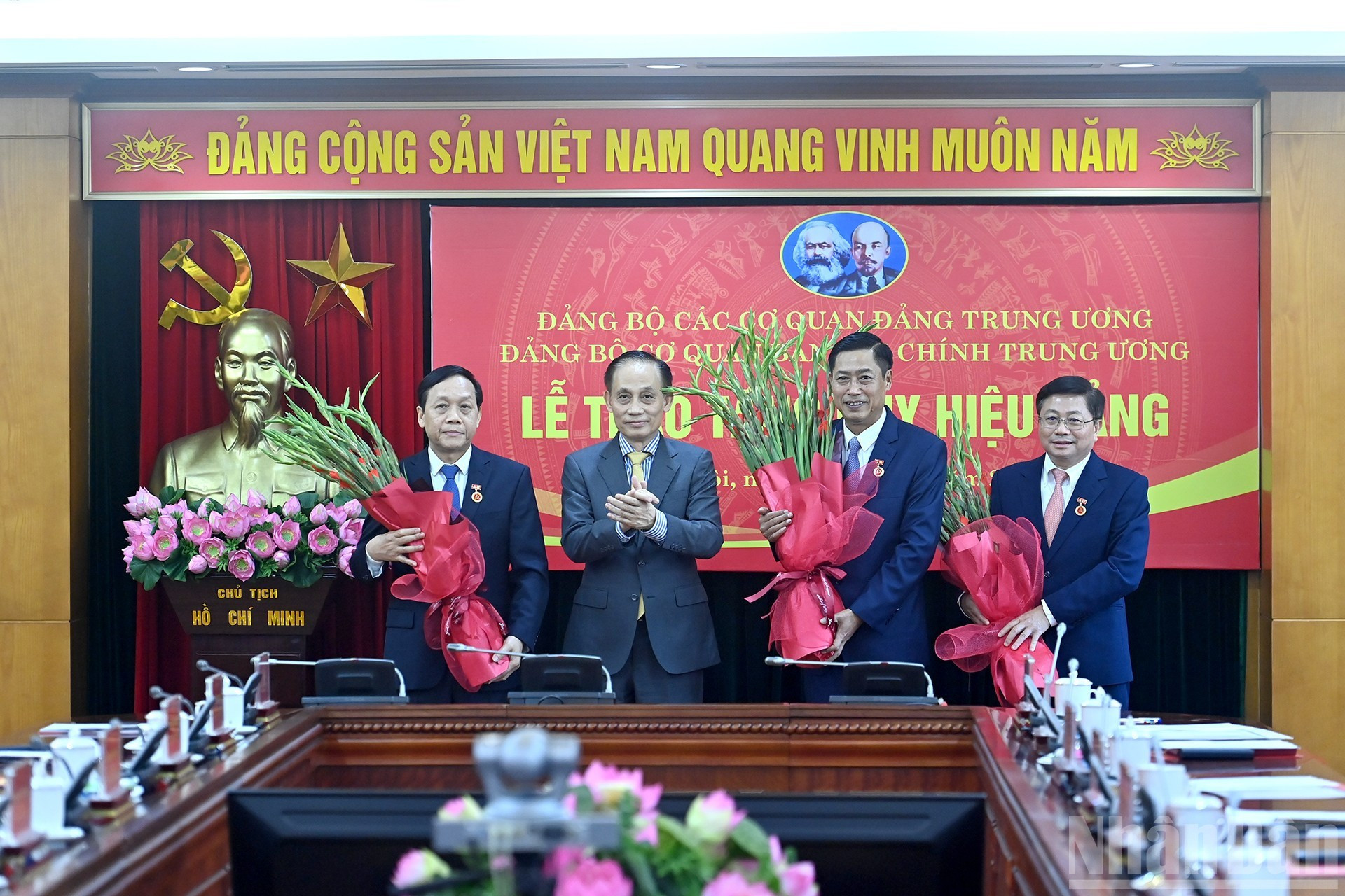 Le Hoai Trung entrega de insignias del Partido a los funcionarios de la Comisión de Asuntos Internos del Comité Central del PCV. Le Hoai Trung entrega de insignias del Partido a los funcionarios de la Comisión de Asuntos Internos del Comité Central del PCV.