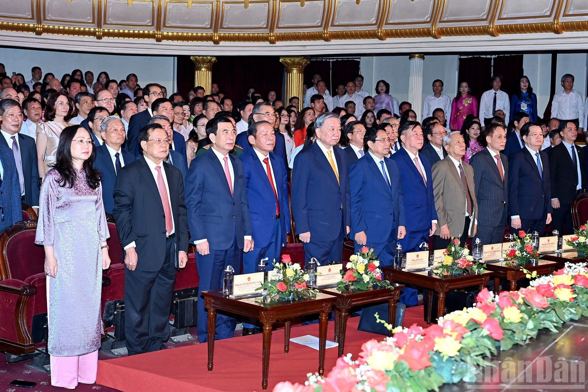 Los delegados saludan a la bandera nacional.