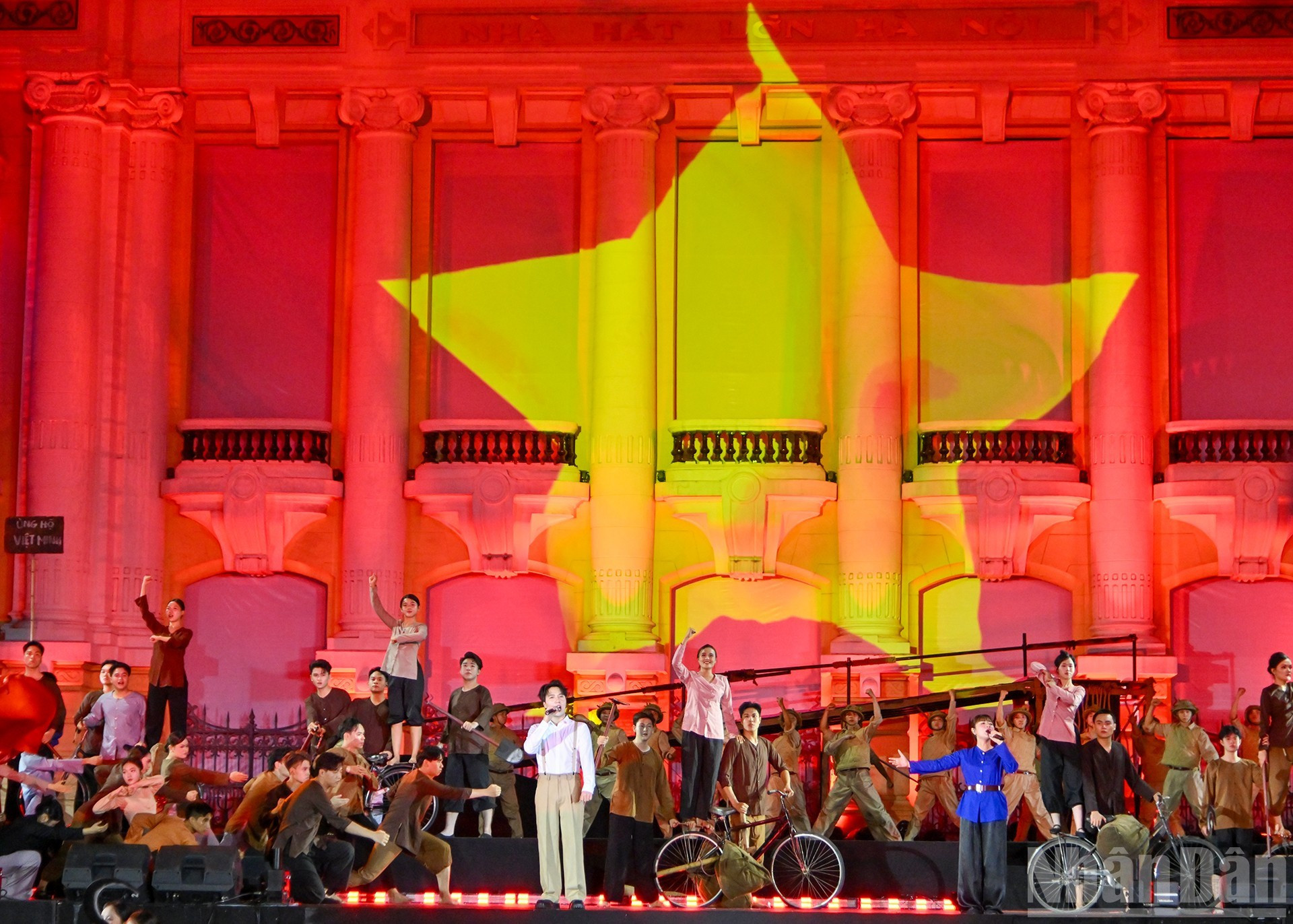 El programa no es sólo una actividad para saludar importantes acontecimientos político-históricos, sino también un espacio de arte abierto, que contribuye a difundir los valores patrimoniales entre el público, especialmente entre las generaciones jóvenes.