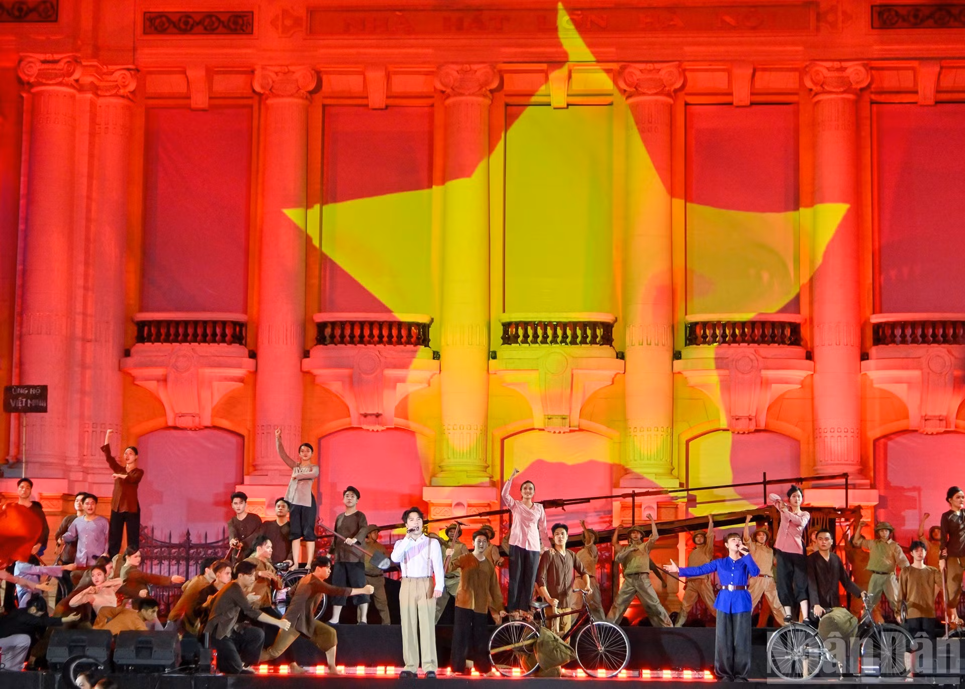 El programa no es sólo una actividad para saludar importantes acontecimientos político-históricos, sino también un espacio de arte abierto, que contribuye a difundir los valores patrimoniales entre el público, especialmente entre las generaciones jóvenes.