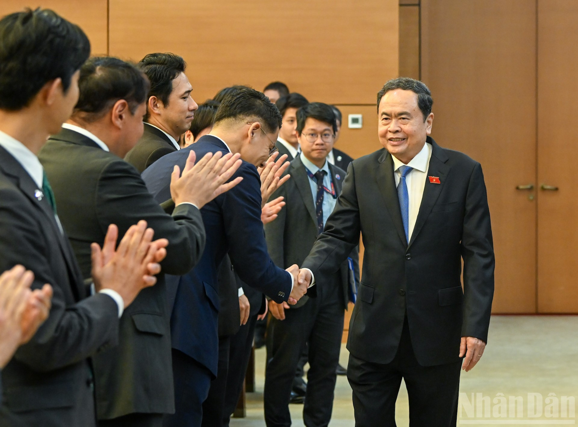 Thanh Man con los jóvenes parlamentarios japonés. Thanh Man con los jóvenes parlamentarios japonés.
