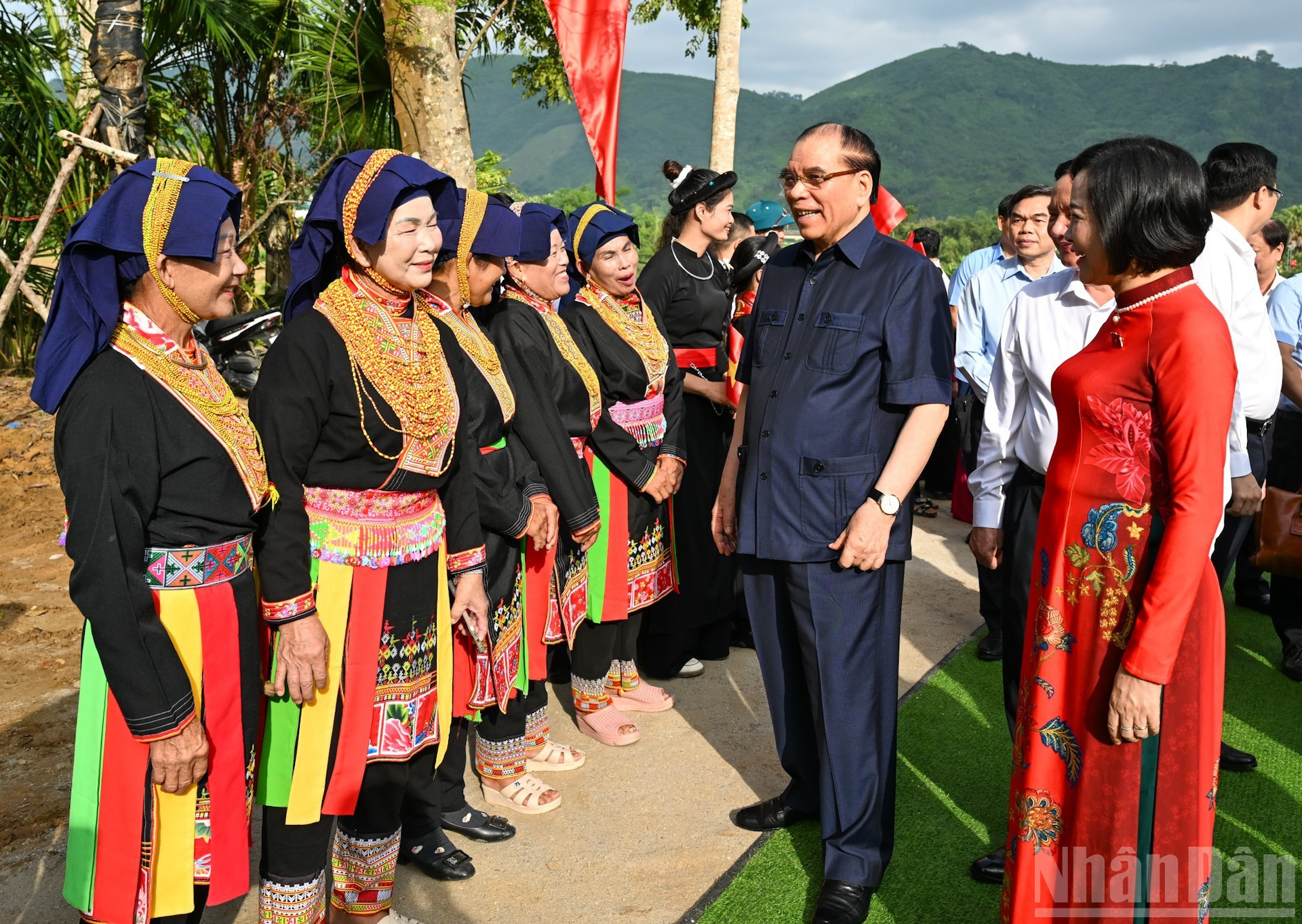 El ex secretario general del Partido Comunista de Vietnam, Nong Duc Manh, con el pueblo de Tuyen Quang.
