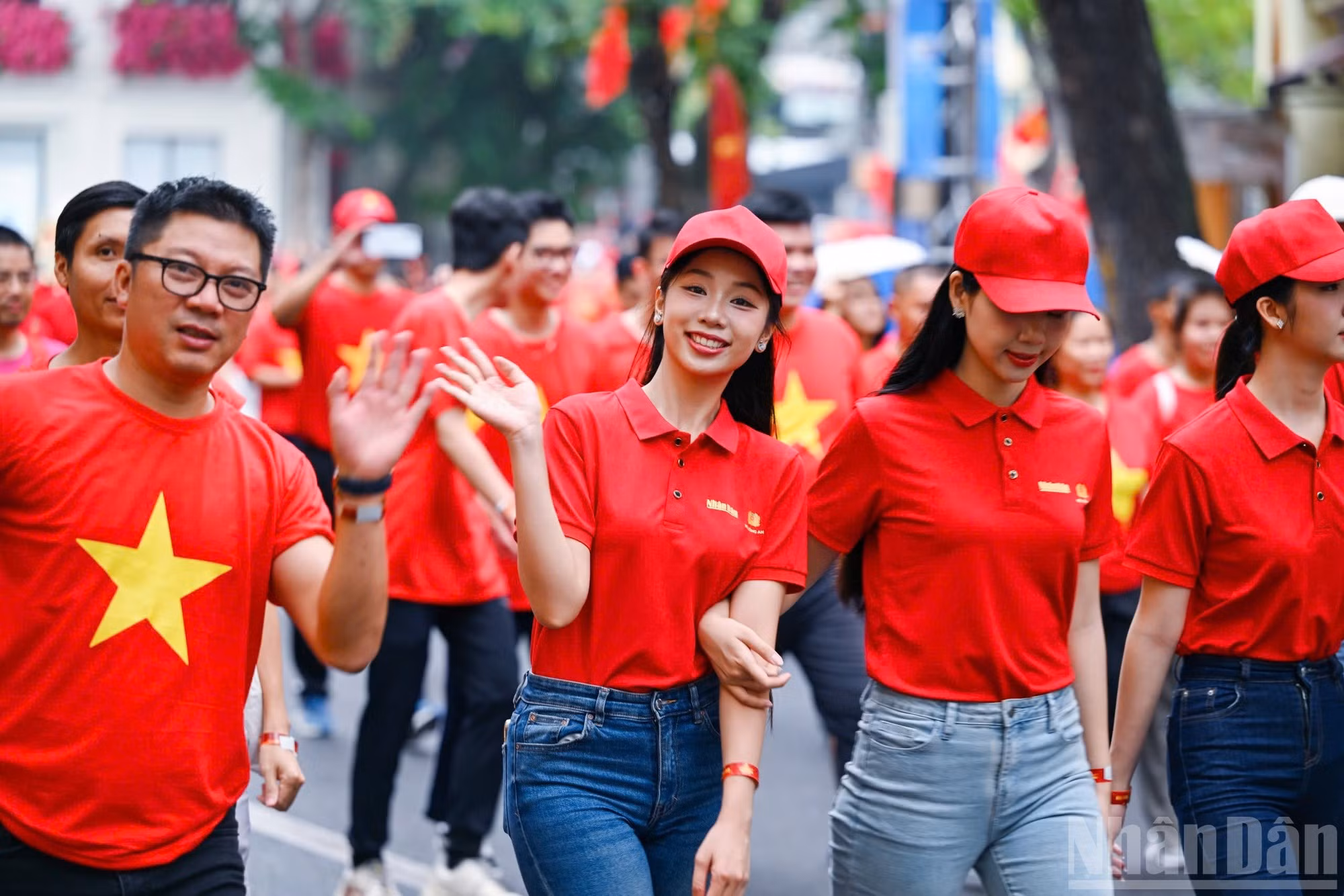 Los jóvenes participan con entusiasmo en el programa.
