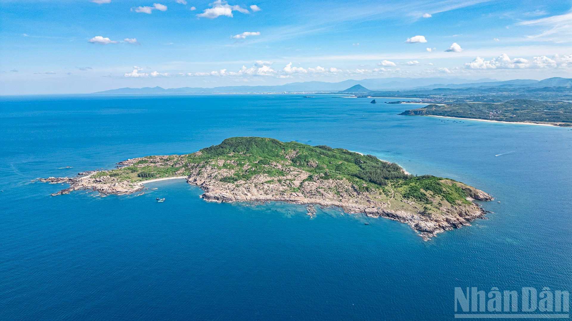 Cu Lao Mai Nha es una isla que perteneció a la otrora provincia de Phu Yen y que se encuentra a unos dos kilómetros de la costa del pueblo pesquero de Phuoc Dong. Cu Lao Mai Nha es una isla que perteneció a la otrora provincia de Phu Yen y que se encuentra a unos dos kilómetros de la costa del pueblo pesquero de Phuoc Dong.