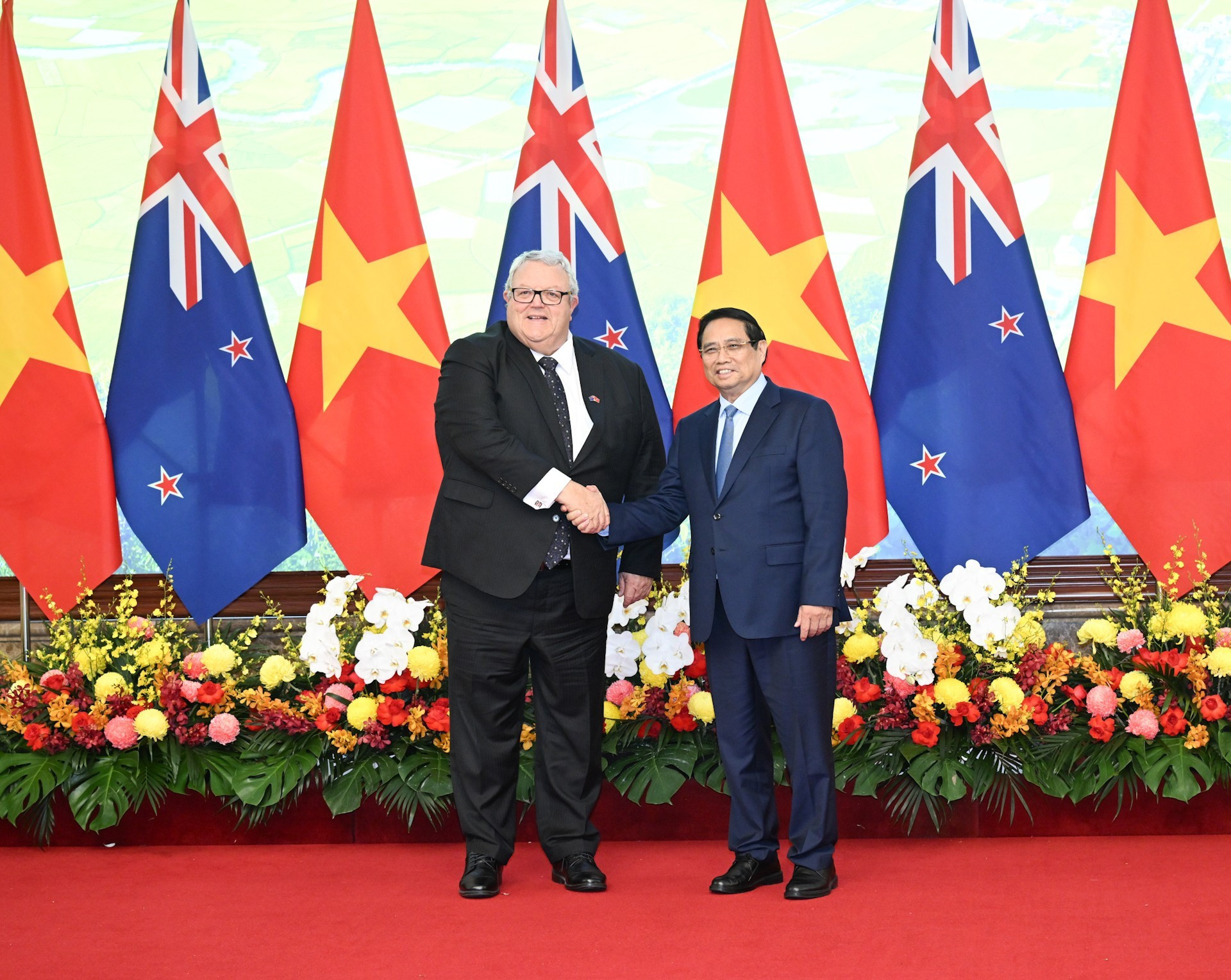 El primer ministro de Vietnam, Pham Minh Chinh, y el presidente del Parlamento de Nueva Zelanda, Gerry Brownlee.