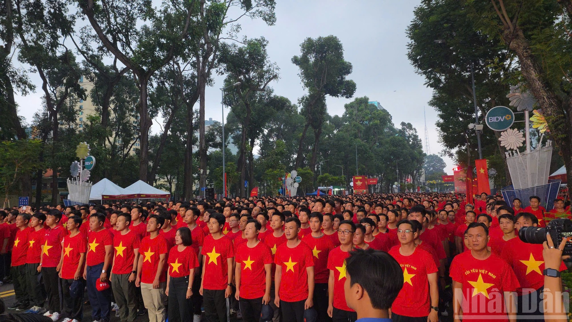 En un ambiente solemne, emotivo y orgulloso, miles de personas se congregan en el Jardín de Flores Ly Thai To para saludar a la bandera y entonar el himno nacional, mientras se celebra simultáneamente la ceremonia de izado de la bandera en la histórica Plaza Ba Dinh. En un ambiente solemne, emotivo y orgulloso, miles de personas se congregan en el Jardín de Flores Ly Thai To para saludar a la bandera y entonar el himno nacional, mientras se celebra simultáneamente la ceremonia de izado de la bandera en la histórica Plaza Ba Dinh.