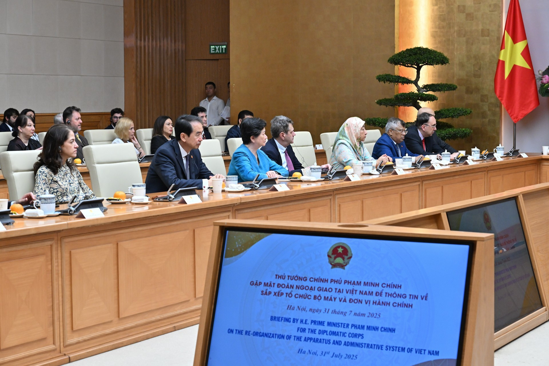 Diplomáticos de países y organizaciones internacionales en Vietnam asisten al evento.