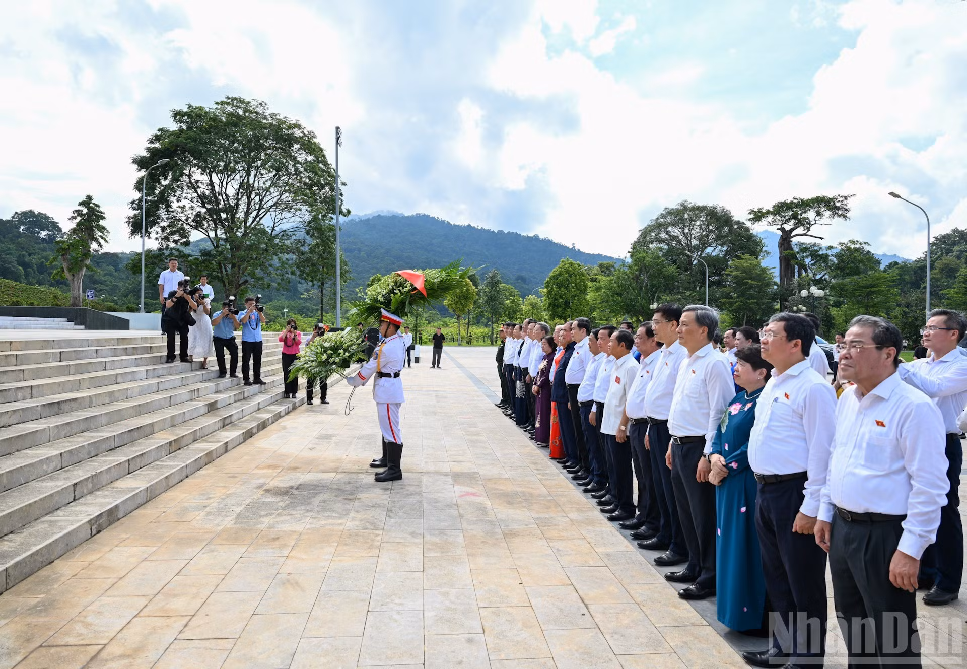 Depositan una corona de flores en la estatua 'Tío Ho en Tan Trao'.
