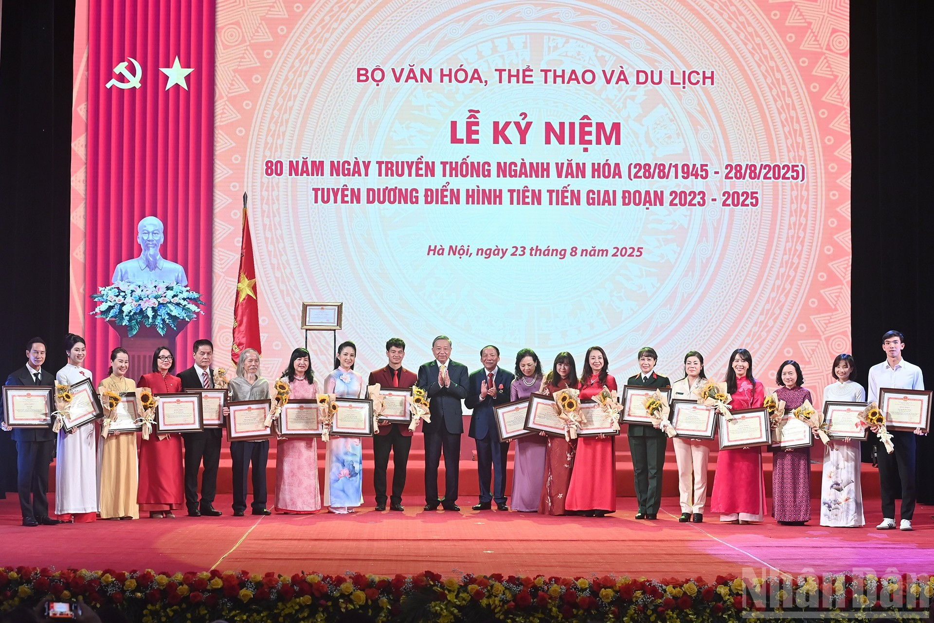 Entregan certificados de mérito a individuos destacadas del sector.