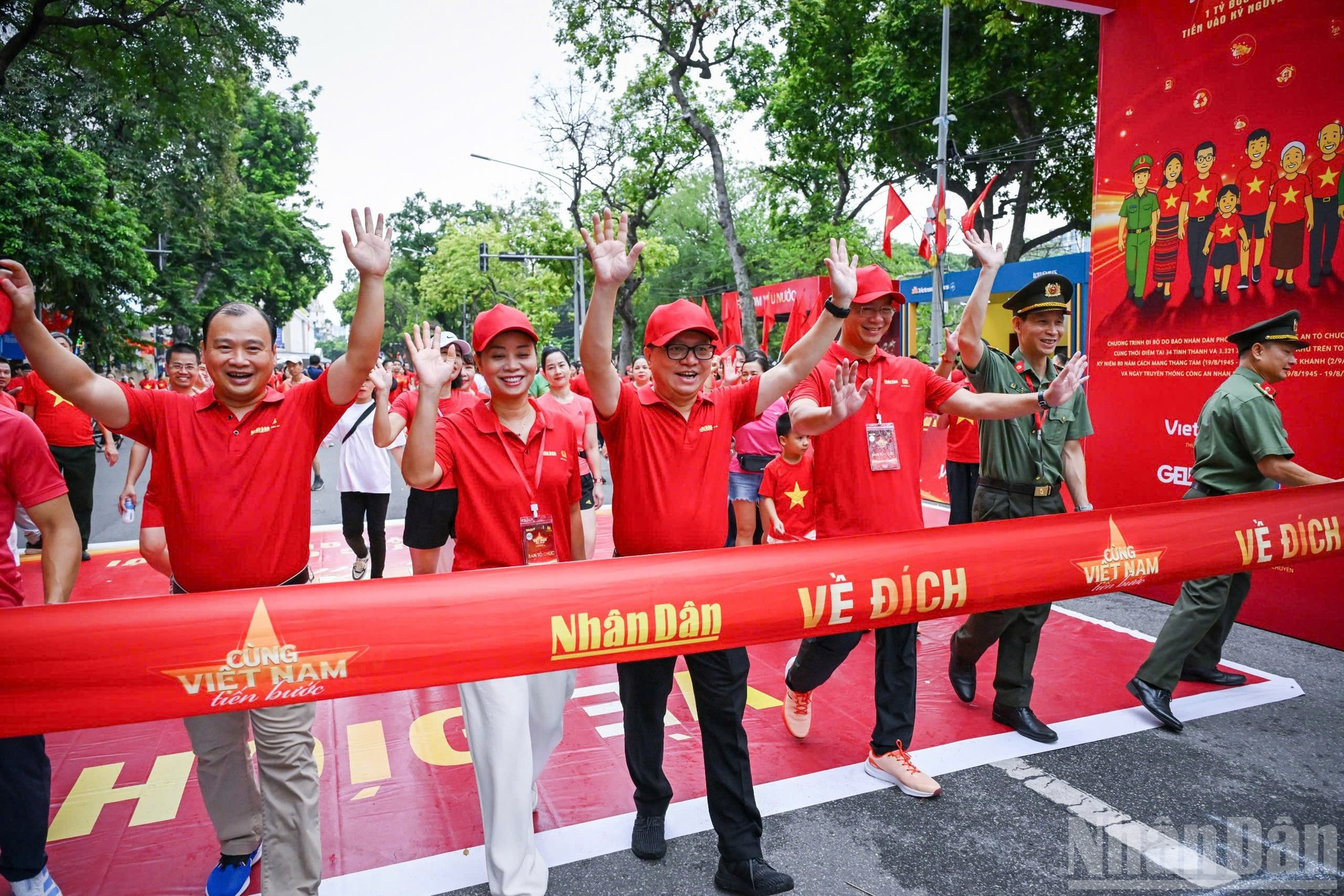 No se trata solo de un evento deportivo, sino de un viaje en el que millones de corazones laten al unísono, caminando juntos por un Vietnam unido, fuerte y preparado para entrar en una nueva era: la de las aspiraciones nacionales, por un futuro poderoso. No se trata solo de un evento deportivo, sino de un viaje en el que millones de corazones laten al unísono, caminando juntos por un Vietnam unido, fuerte y preparado para entrar en una nueva era: la de las aspiraciones nacionales, por un futuro poderoso.