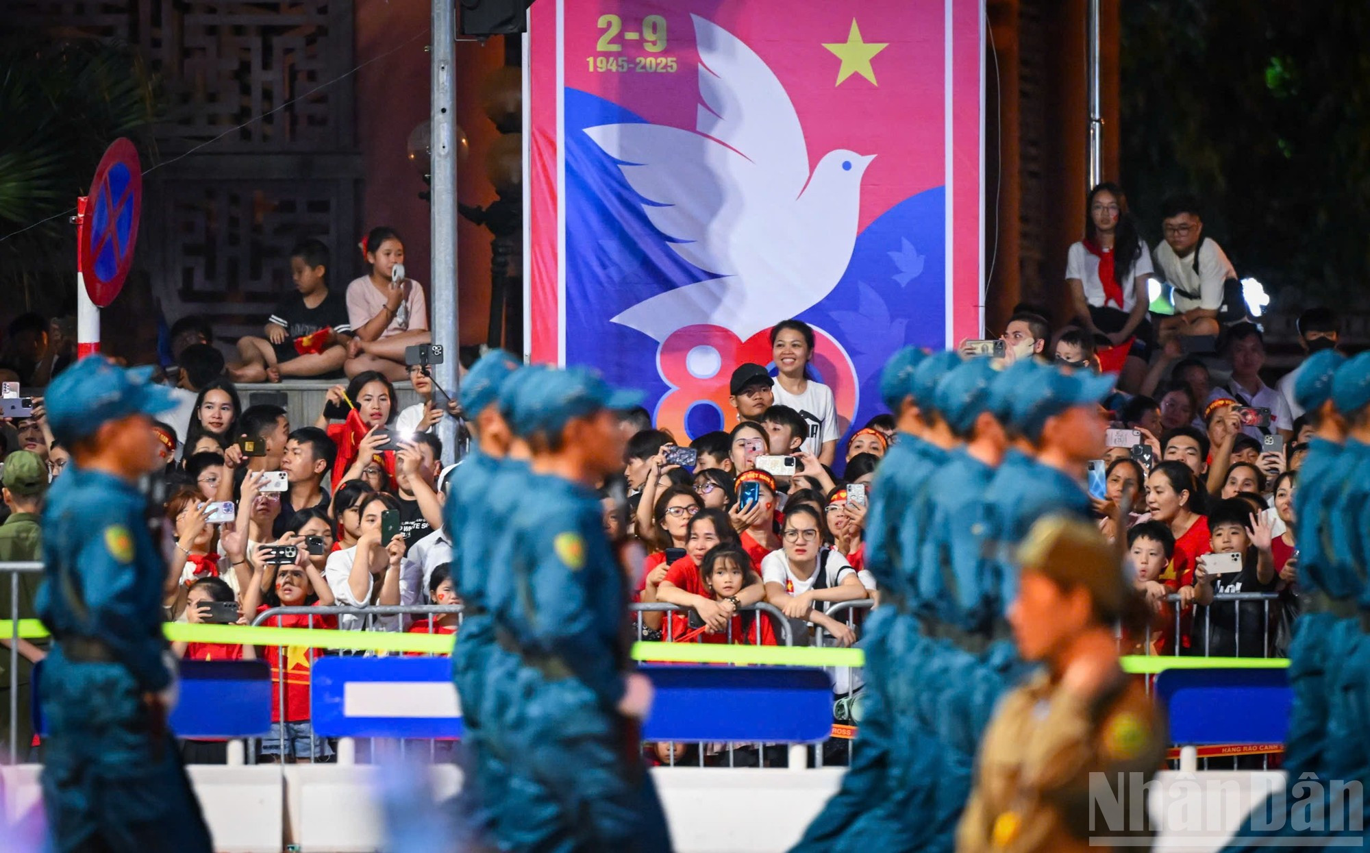 Miles de personas se congregan desde muy temprano a lo largo de las rutas por donde pasan las formaciones del desfile militar.