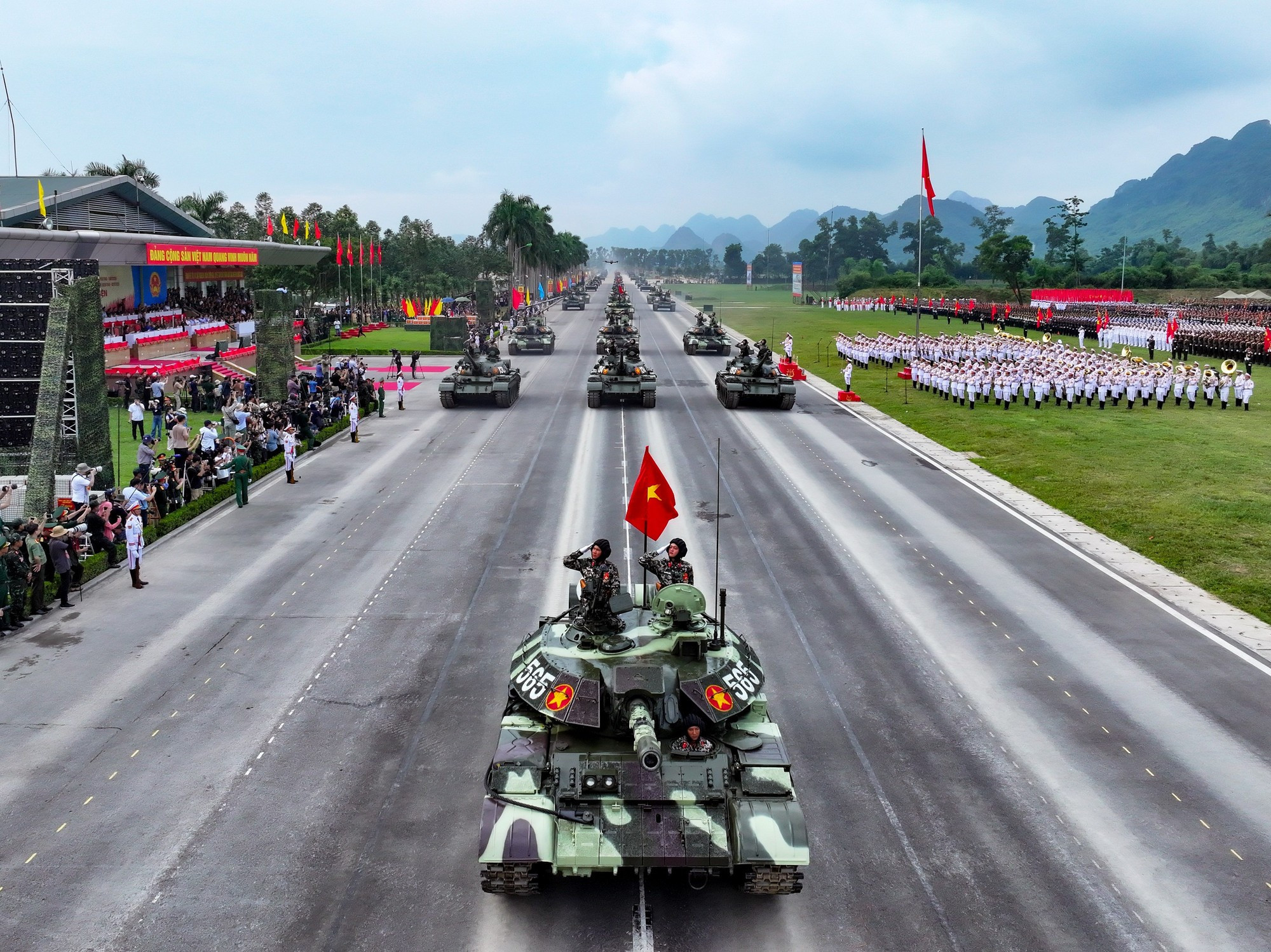 [Foto] Armas y vehículos militares en el tercer ensayo general del desfile por el Día Nacional 