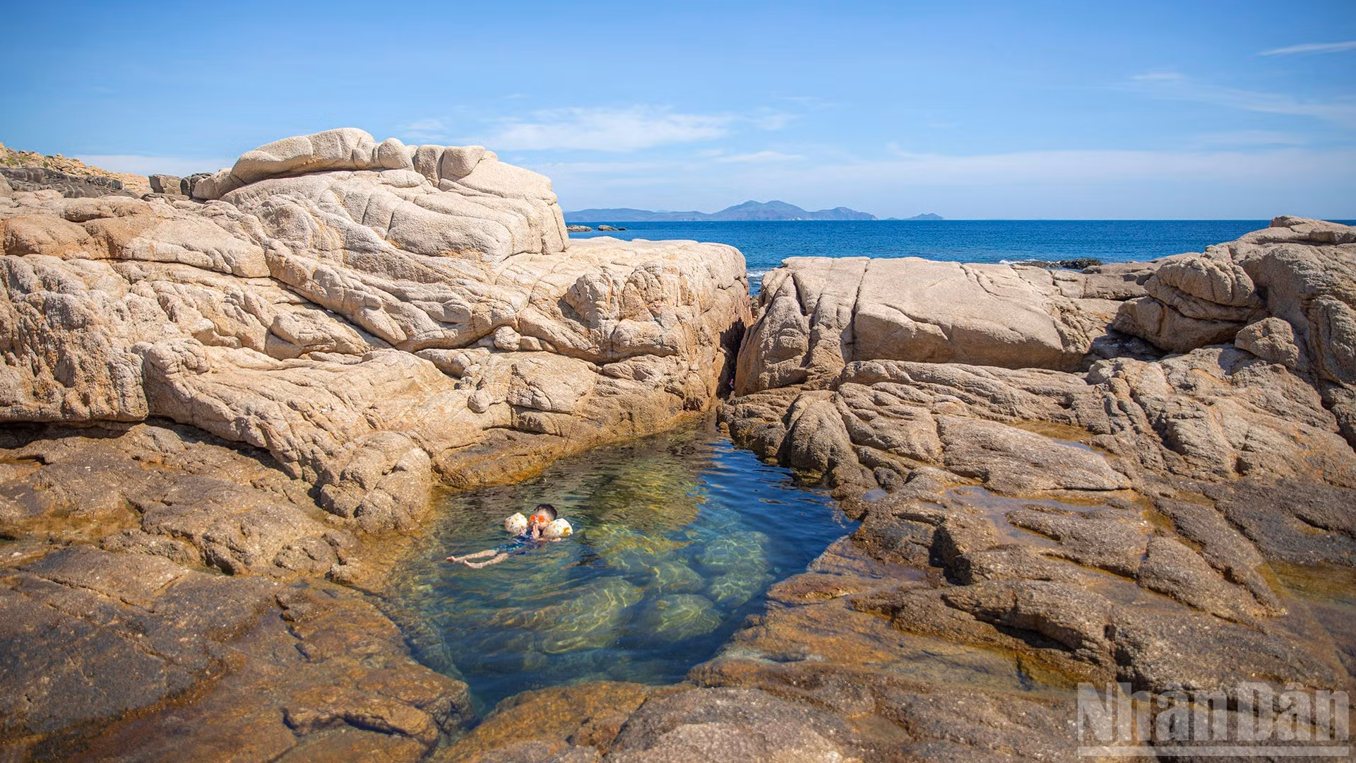 Las piscinas naturales más pequeñas miden unos pocos metros cuadrados, mientras las más grandes pueden alcanzar varias decenas de metros cuadrados.