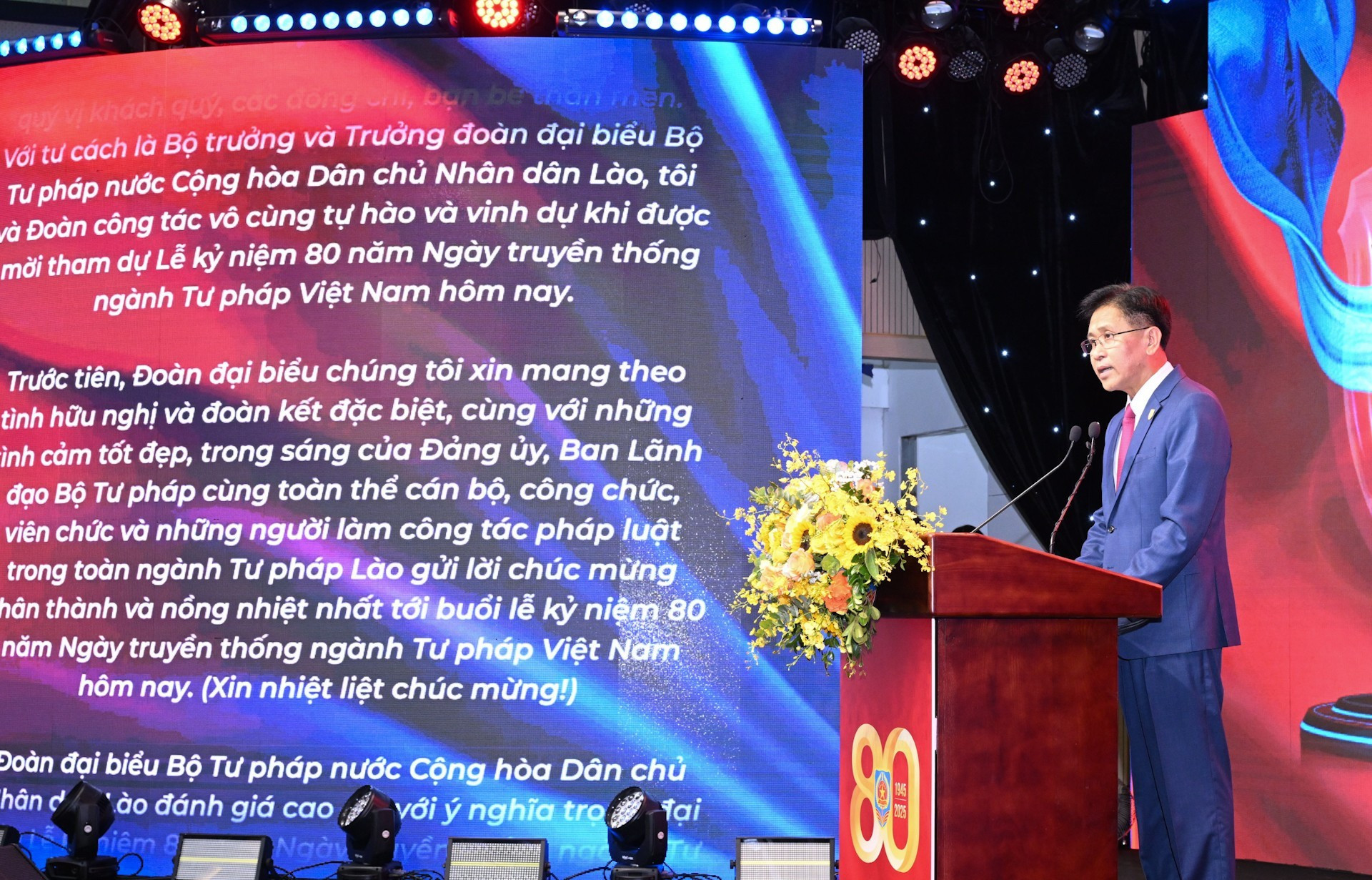 El ministro de Justicia de Laos, Phayvy Siboualypha, habla en la ceremonia.