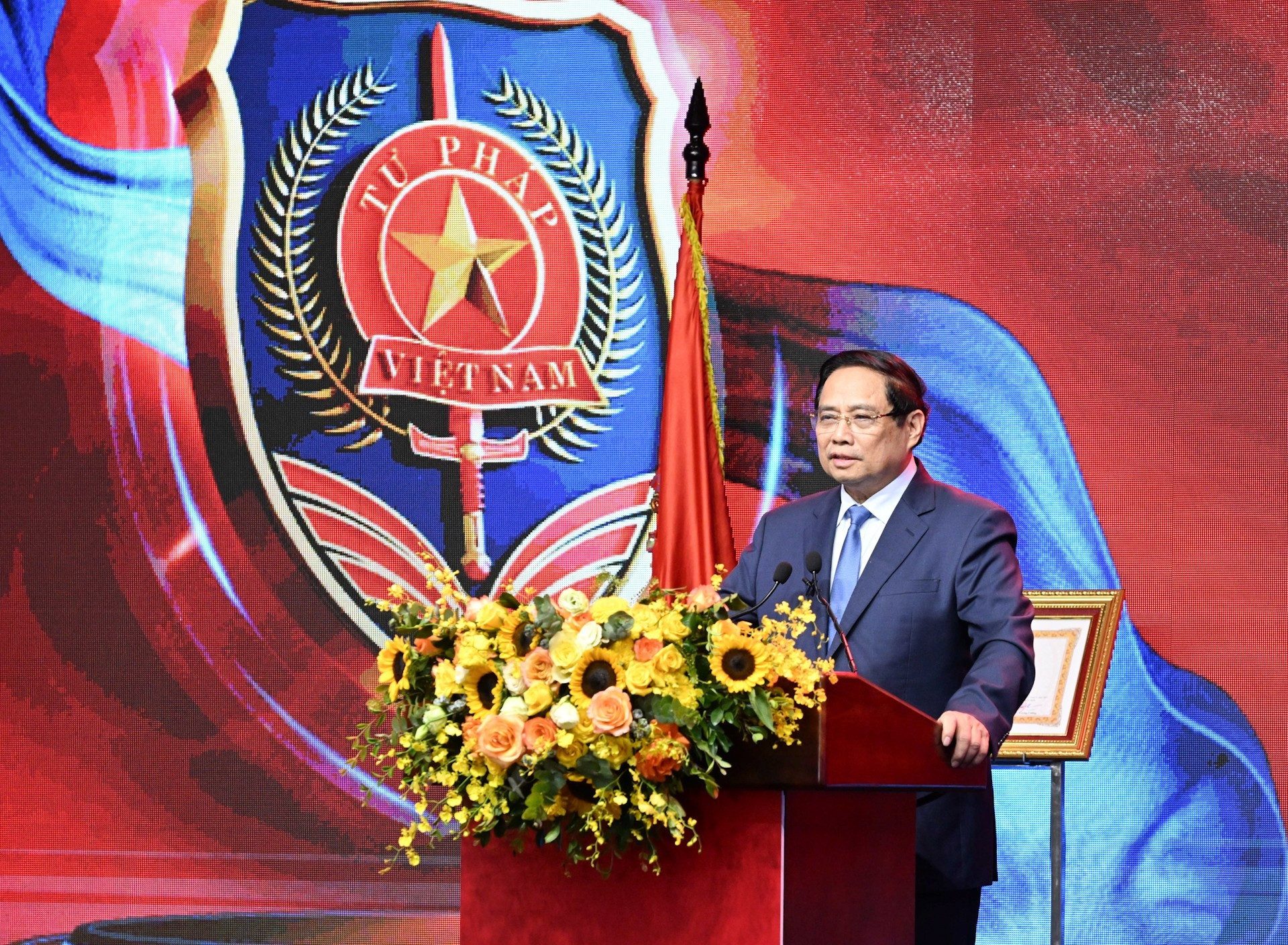 Minh Chinh habla en el acto.