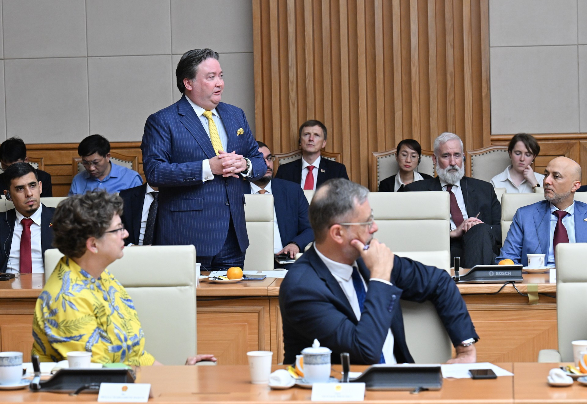 El embajador de Estados Unidos en Vietnam, Marc Knapper, habla en la reunión.