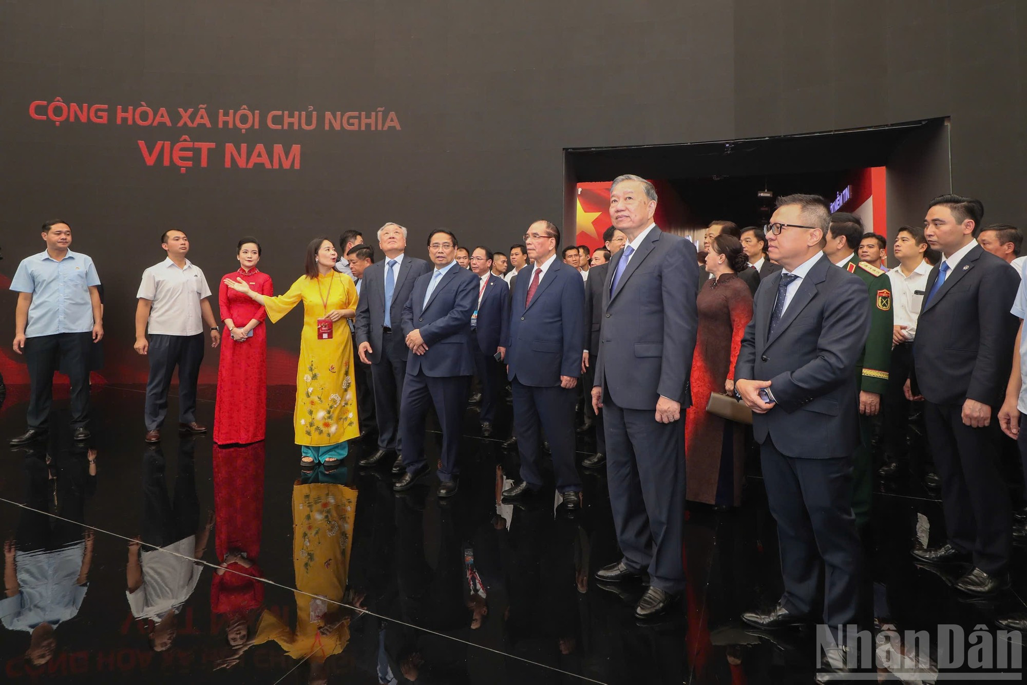 La exposición consta de ocho espacios temáticos, organizados por etapas históricas, que recrean de forma integral los hitos del glorioso recorrido de los 95 años de historia del Partido Comunista de Vietnam. La exposición consta de ocho espacios temáticos, organizados por etapas históricas, que recrean de forma integral los hitos del glorioso recorrido de los 95 años de historia del Partido Comunista de Vietnam.