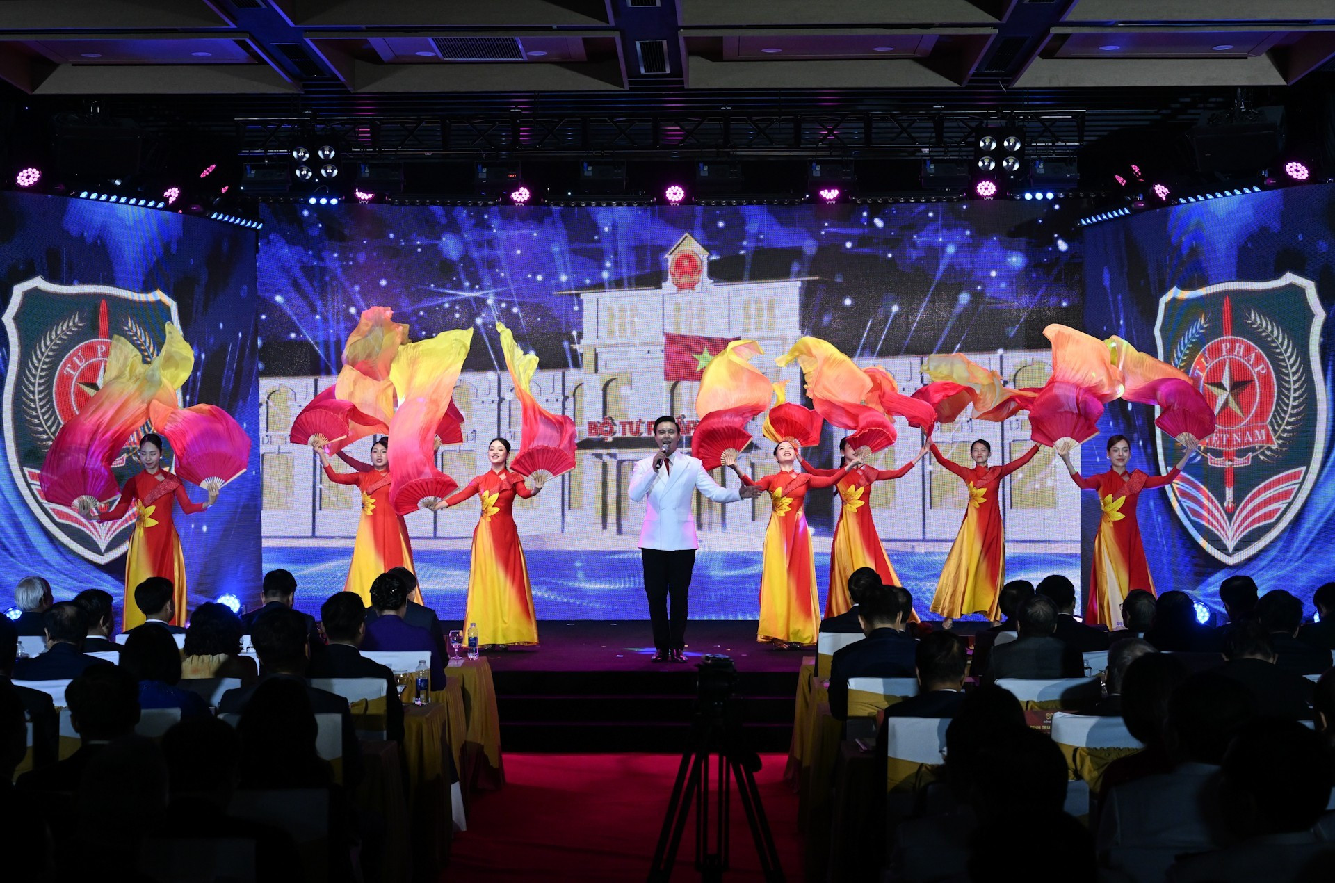 Una actuación musical en el evento.