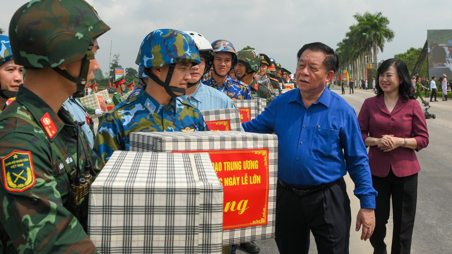 El miembro del Buró Político y del Secretariado del Comité Central del Partido Comunista de Vietnam (PCV) y jefe de su Comisión de Propaganda y Movilización de Masas y sujefe permanente del Comité Directivo Central para la Conmemoración de las Grandes Fiestas y los Eventos Importantes del País en el período 2023–2025, Nguyen Trong Nghia, alenta a los soldados.