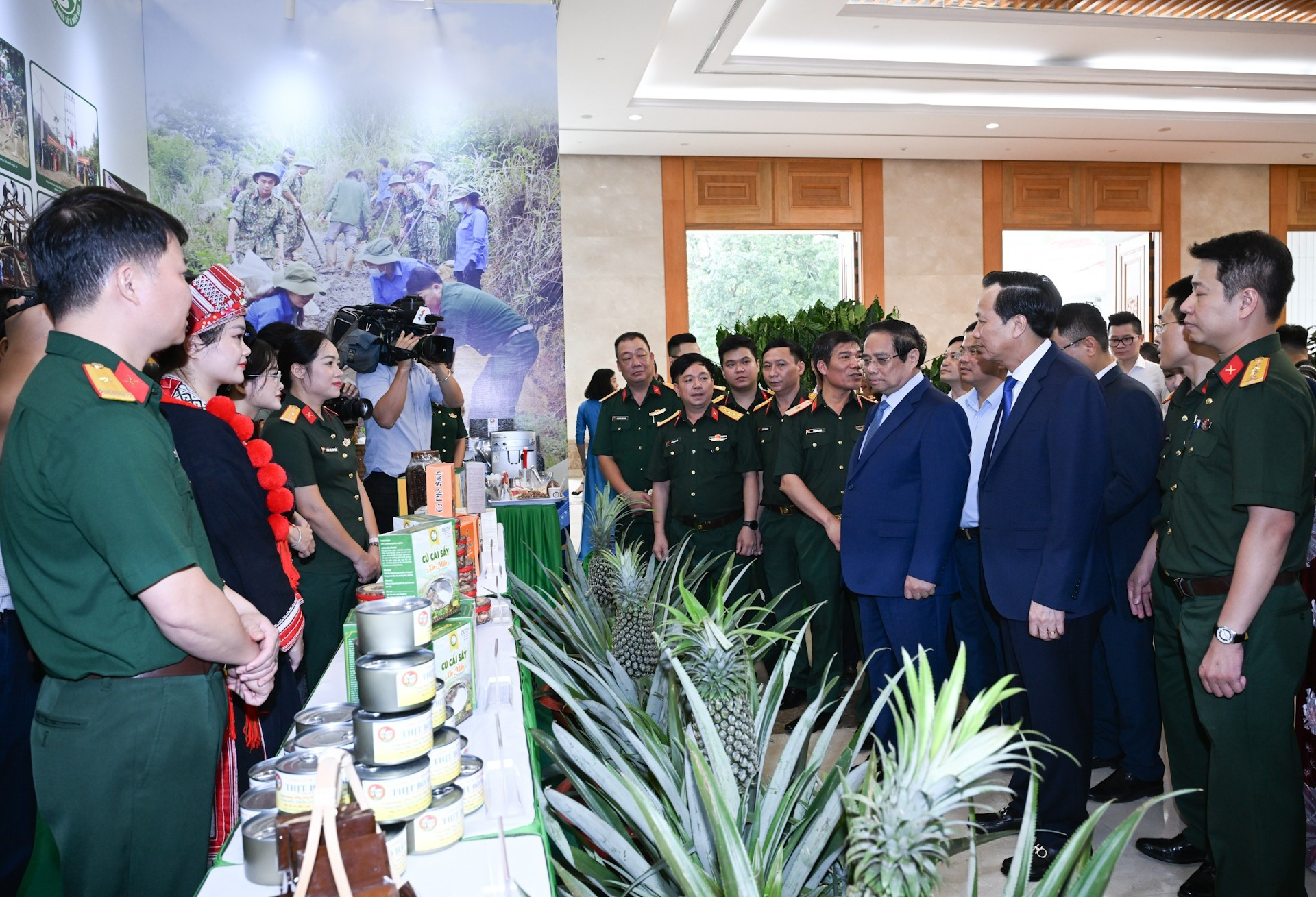 El primer ministro Pham Minh Chinh visita la exposición de productos OCOP de minorías étnicas y del ejército. El primer ministro Pham Minh Chinh visita la exposición de productos OCOP de minorías étnicas y del ejército.