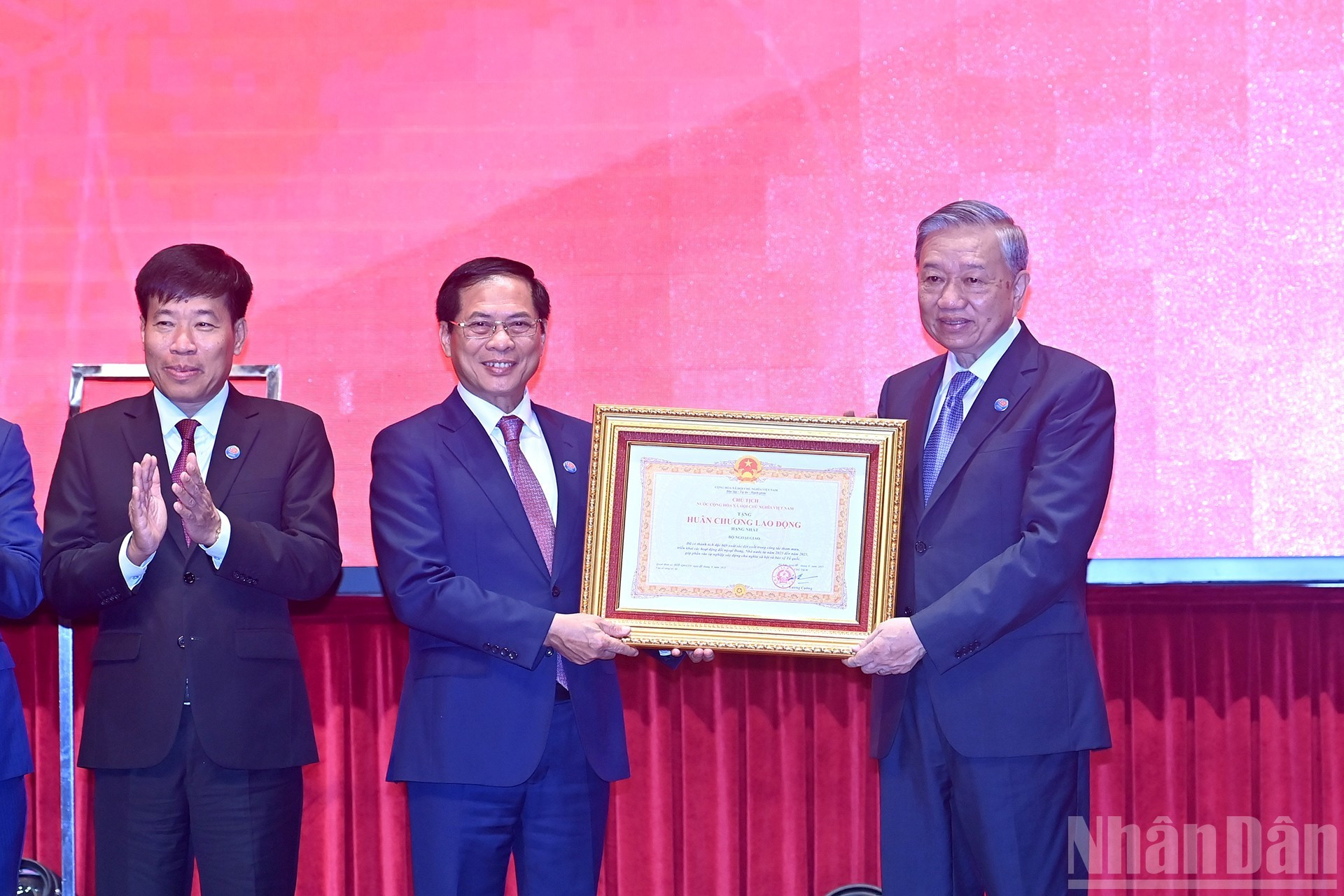El secretario general To Lam entrega la Orden del Trabajo de Primera Clase al Ministerio de Relaciones Exteriores de Vietnam. El secretario general To Lam entrega la Orden del Trabajo de Primera Clase al Ministerio de Relaciones Exteriores de Vietnam.