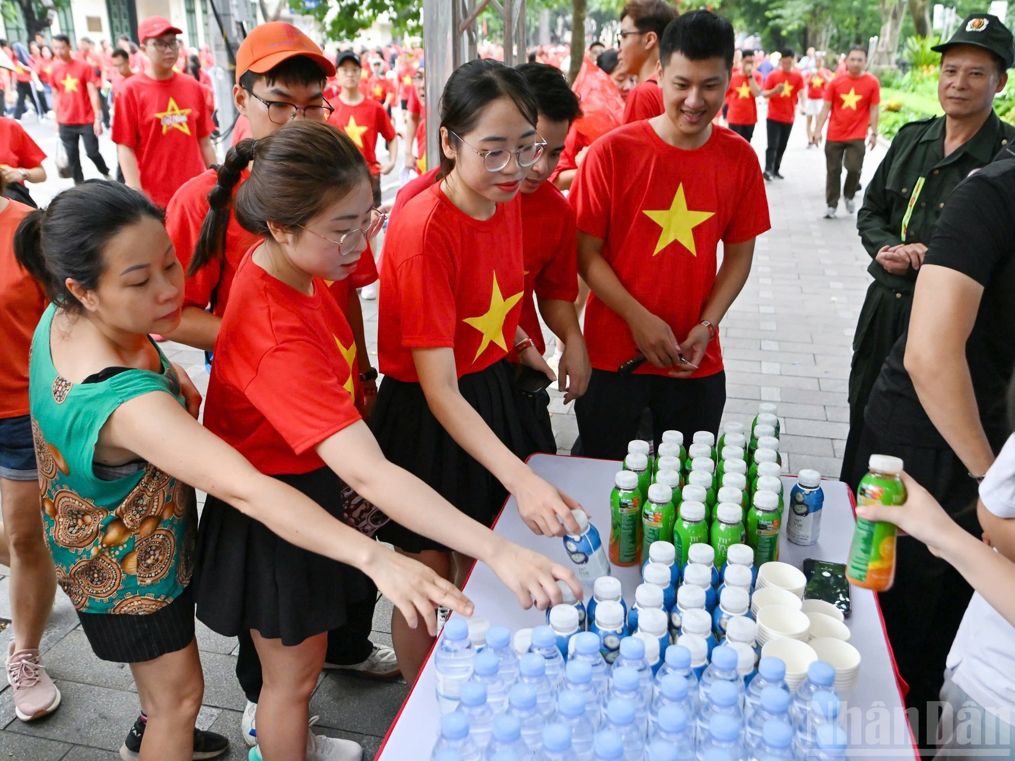 A lo largo del camino alrededor del lago Hoan Kiem se dispone de agua potable gratuita para atender a los participantes. A lo largo del camino alrededor del lago Hoan Kiem se dispone de agua potable gratuita para atender a los participantes.