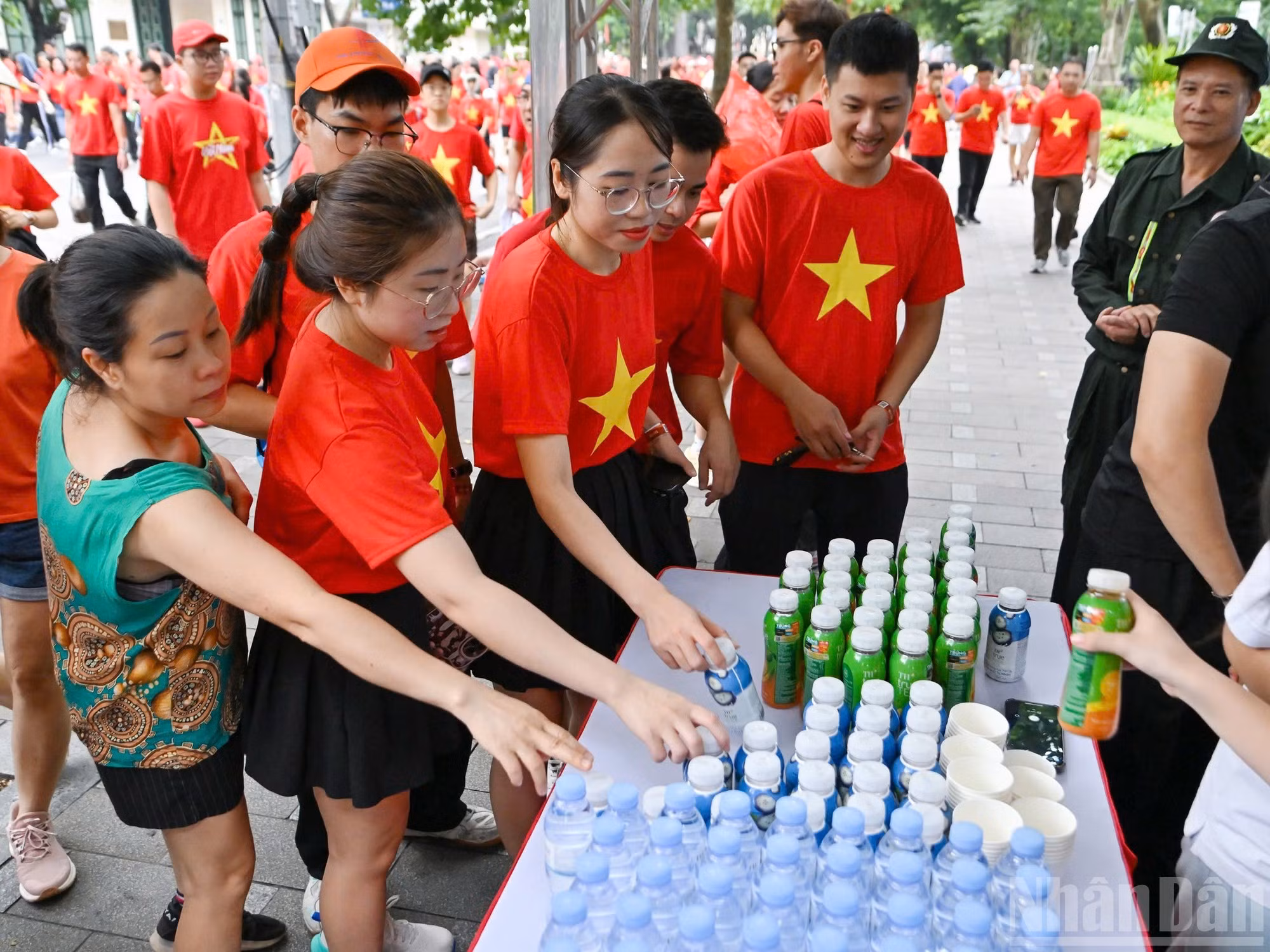 A lo largo del camino alrededor del lago Hoan Kiem se dispone de agua potable gratuita para atender a los participantes.