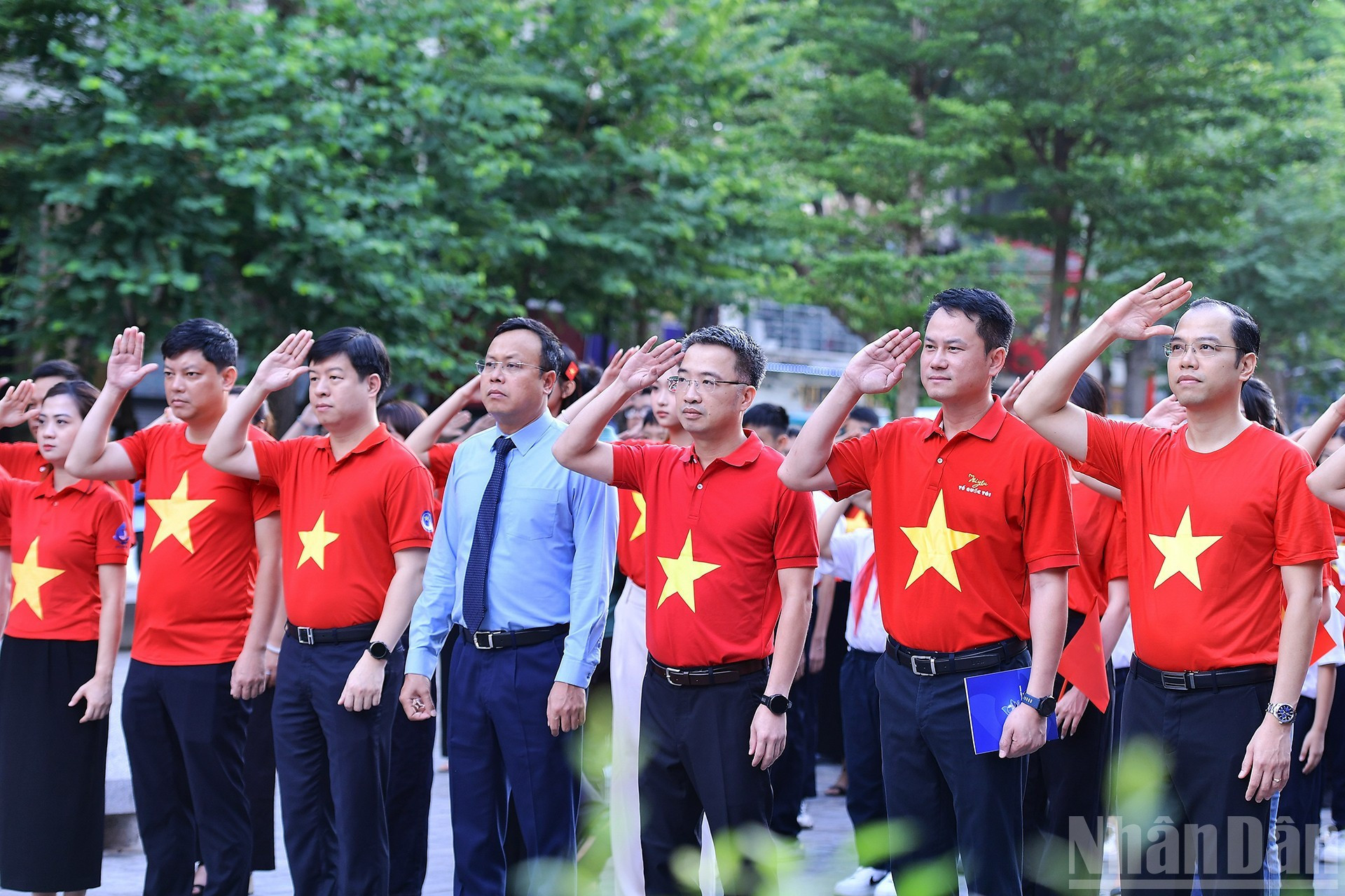 En Hanói, Nguyen Tuong Lam, secretario del Comité Central de la Unión de Jóvenes Comunistas Ho Chi Minh y presidente de la Federación de la Juventud de Vietnam, junto con representantes de ministerios, entidades, organizaciones sociales y cientos de jóvenes, están presentes desde temprano para participar en la ceremonia. En Hanói, Nguyen Tuong Lam, secretario del Comité Central de la Unión de Jóvenes Comunistas Ho Chi Minh y presidente de la Federación de la Juventud de Vietnam, junto con representantes de ministerios, entidades, organizaciones sociales y cientos de jóvenes, están presentes desde temprano para participar en la ceremonia.