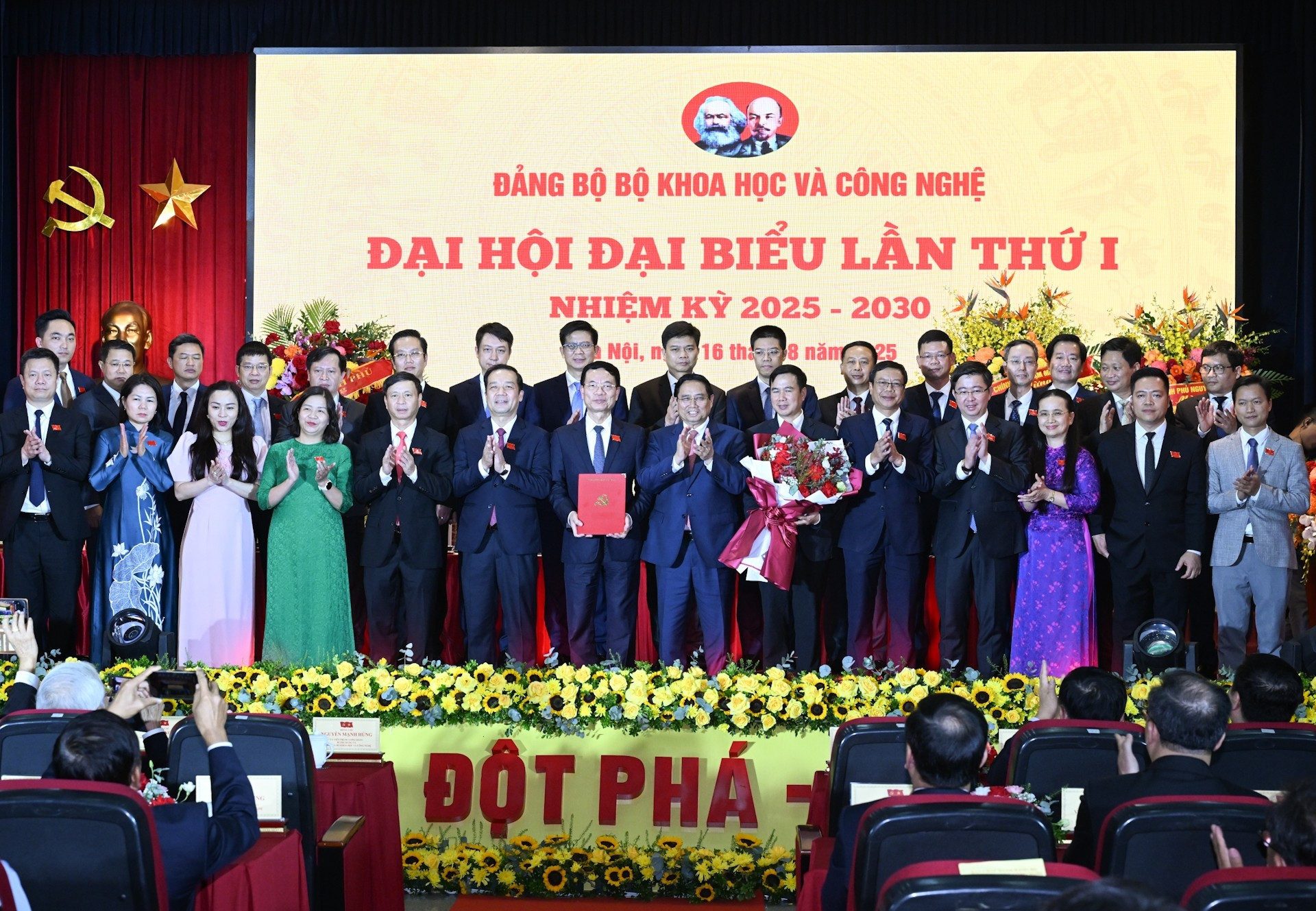 [Foto] Premier vietnamita asiste al Congreso del Comité partidista del Ministerio de Ciencia y Tecnología