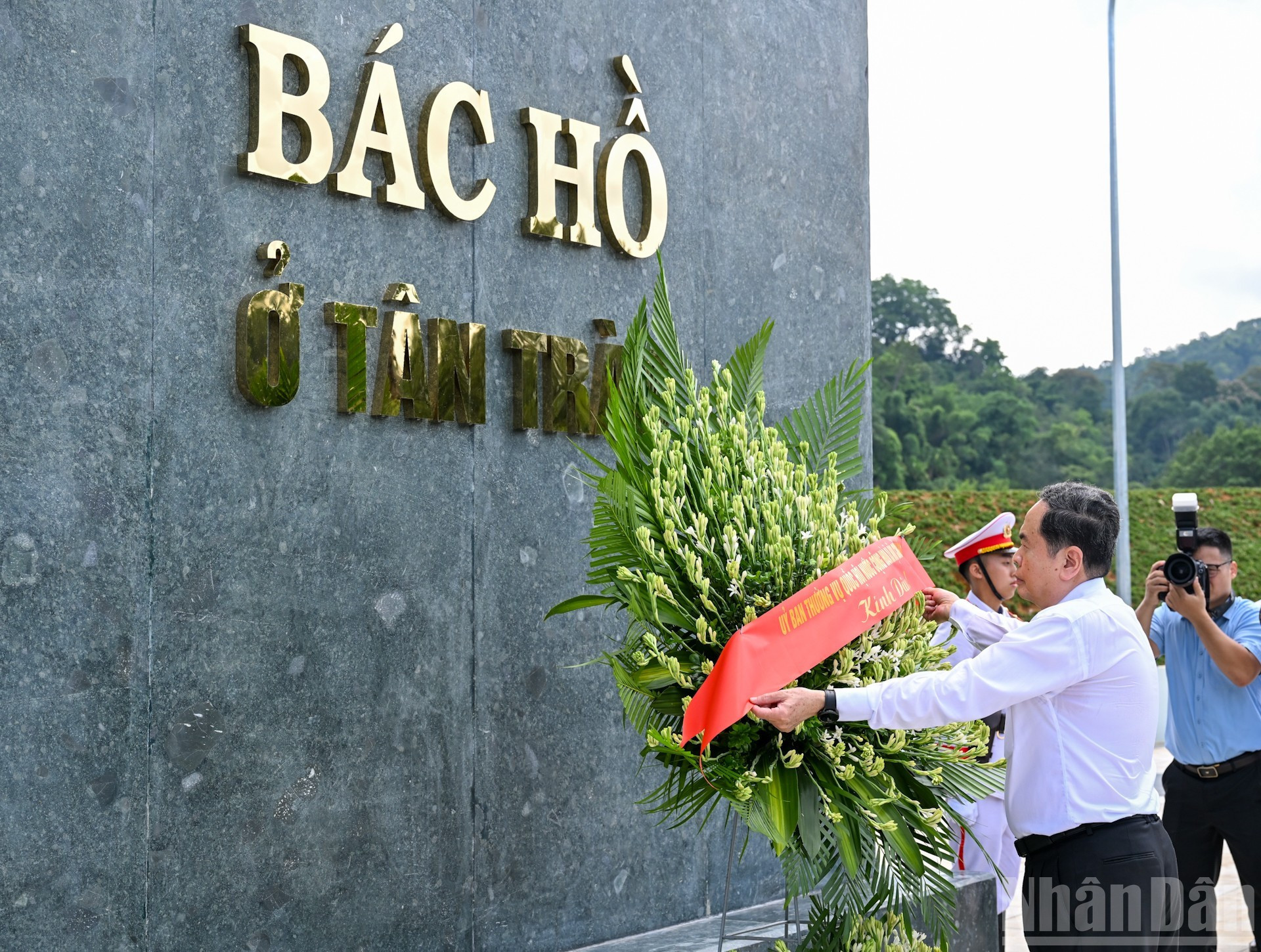 Thanh Man rinde homenaje al Presidente Ho Chi Minh. Thanh Man rinde homenaje al Presidente Ho Chi Minh.