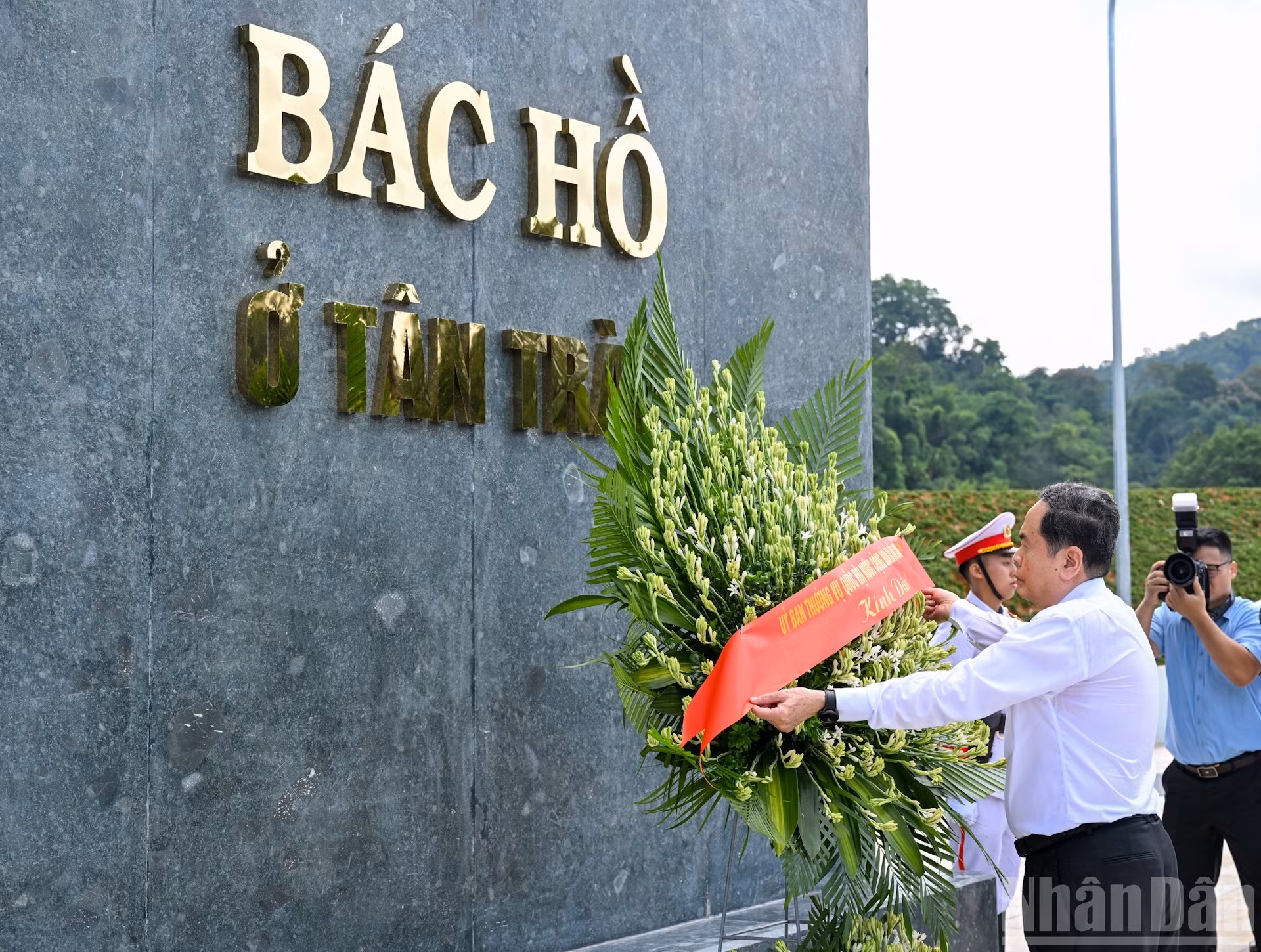 Thanh Man rinde homenaje al Presidente Ho Chi Minh.