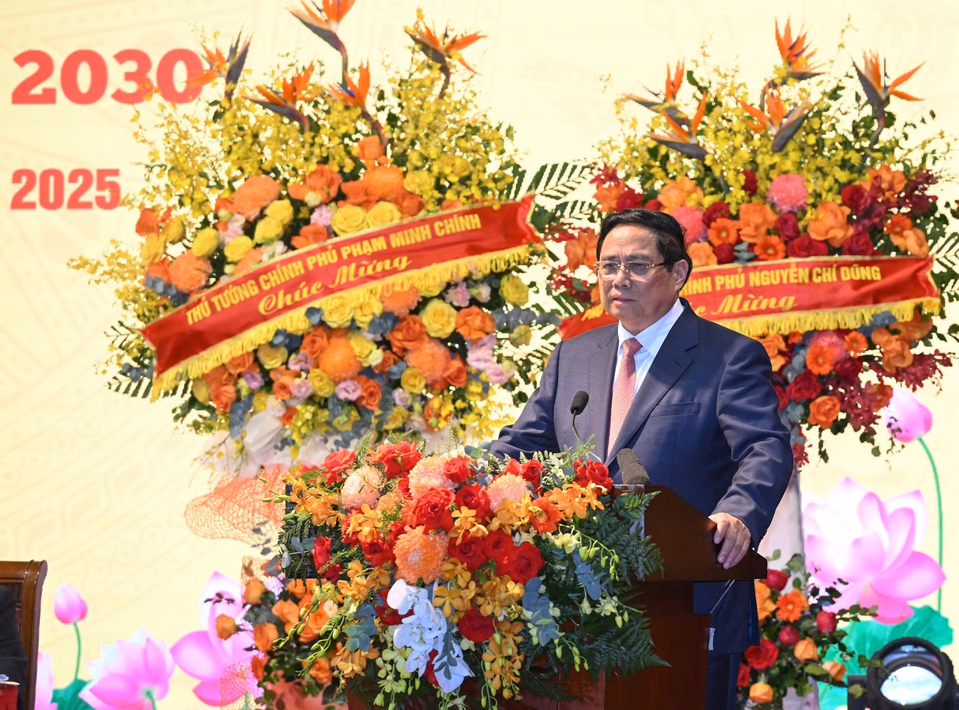 El también miembro del Buró Político y secretario del Comité del Partido del Gobierno habla en el evento.