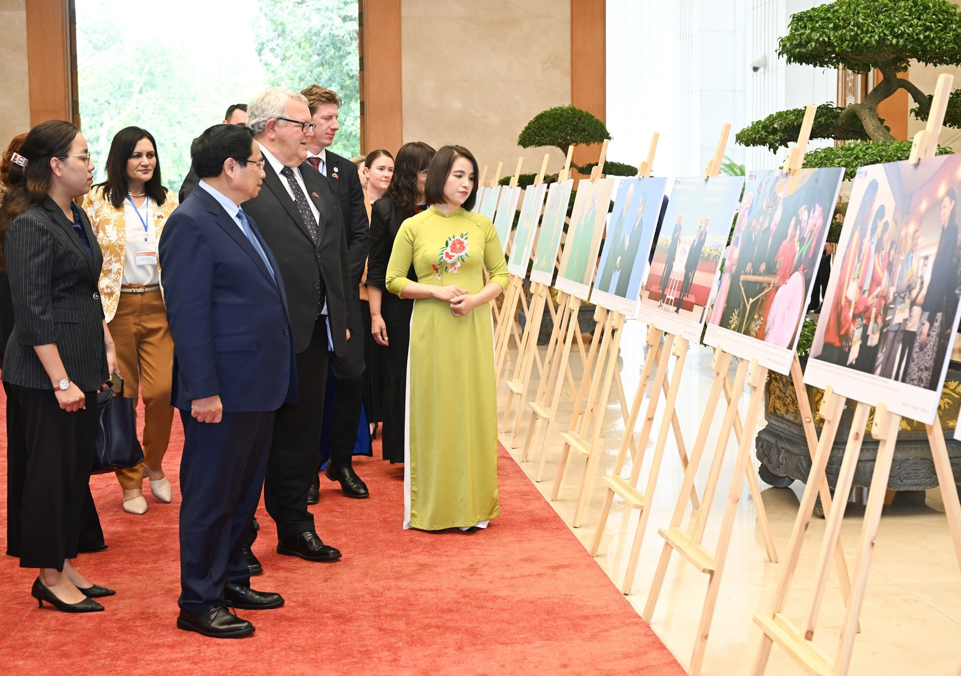 Ambos dirigentes visitan la exposición fotográfica sobre la cooperación entre los dos países.
