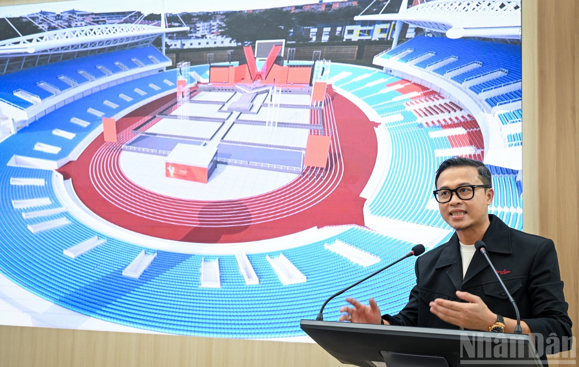 El director general del concierto, Dang Le Minh Tri, habla en el evento. El director general del concierto, Dang Le Minh Tri, habla en el evento.