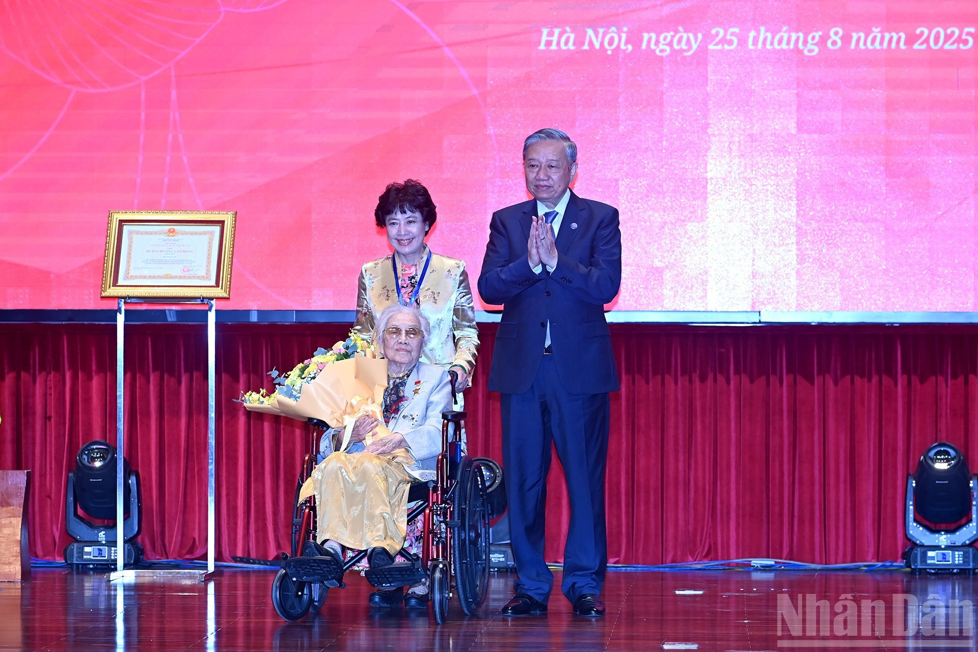 Otorgan el título de Héroe del Trabajo a Nguyen Thi Binh, ex vicepresidenta de Vietnam y ex ministra de Relaciones Exteriores del Gobierno provisional del Sur de Vietnam. Otorgan el título de Héroe del Trabajo a Nguyen Thi Binh, ex vicepresidenta de Vietnam y ex ministra de Relaciones Exteriores del Gobierno provisional del Sur de Vietnam.