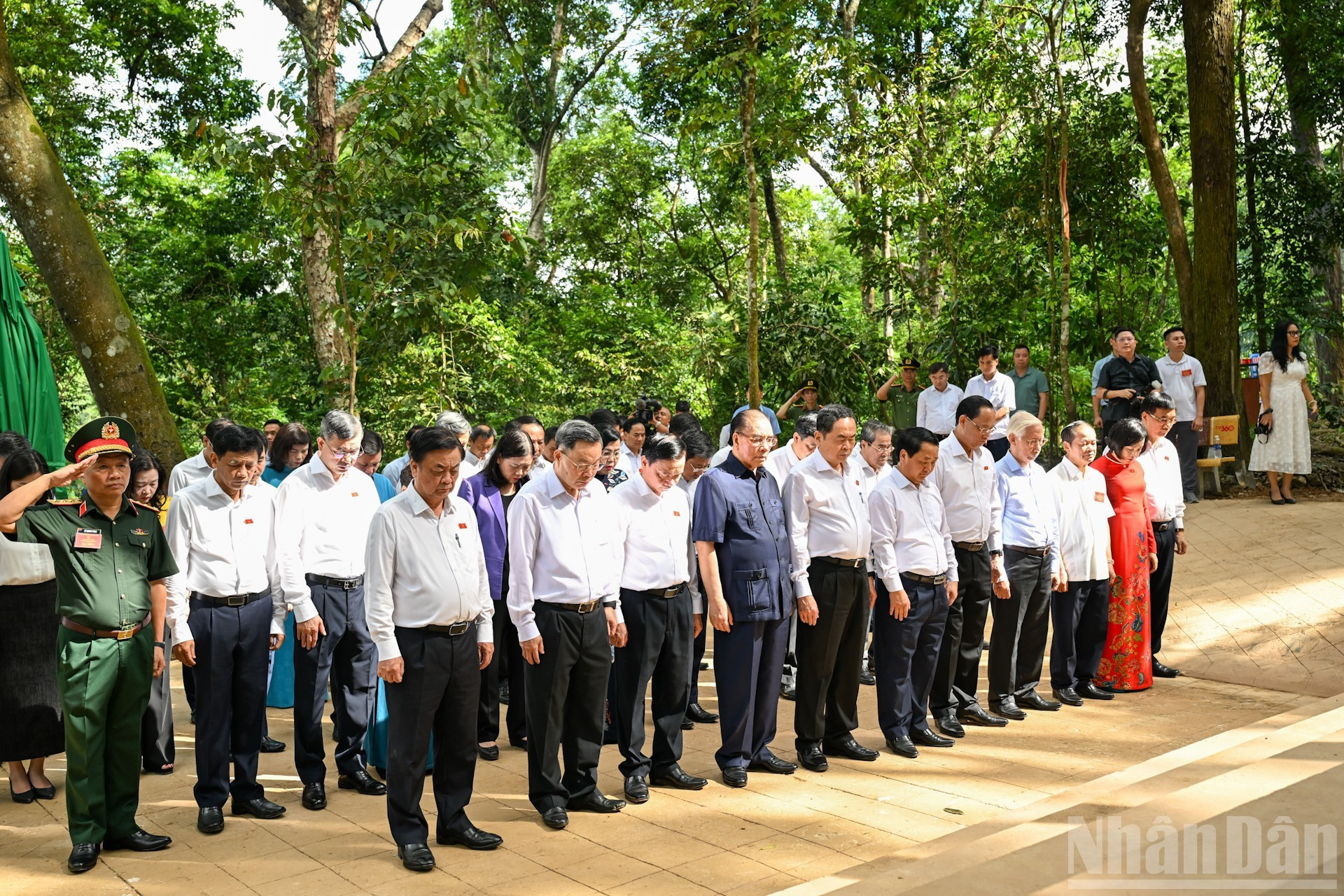 La delegacón rinde homenaje al Tío Ho. La delegacón rinde homenaje al Tío Ho.