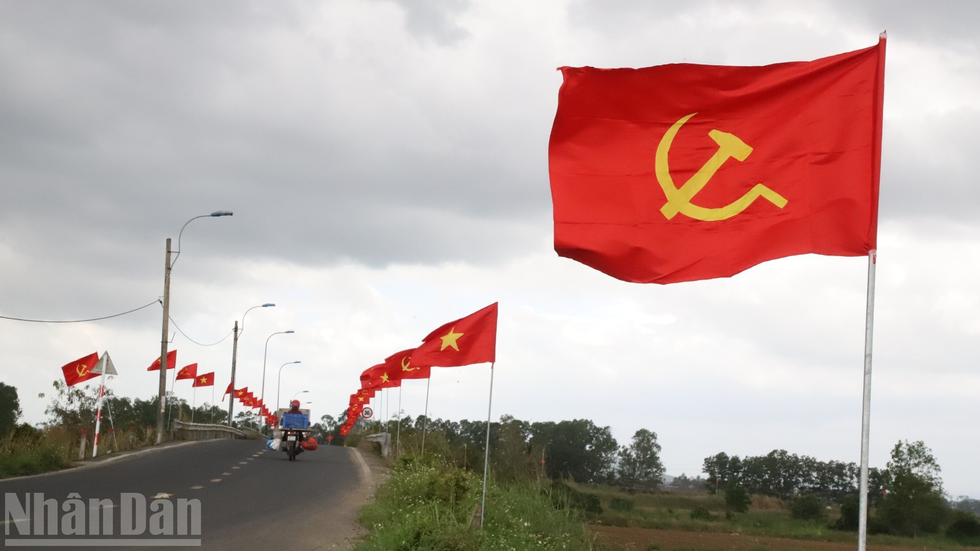 Aunque acaban de atravesar pérdidas y dificultades causadas por tormentas e inundaciones, los habitantes locales mantienen su confianza en el Partido y esperan una primavera renovada, cargada de esperanza.
