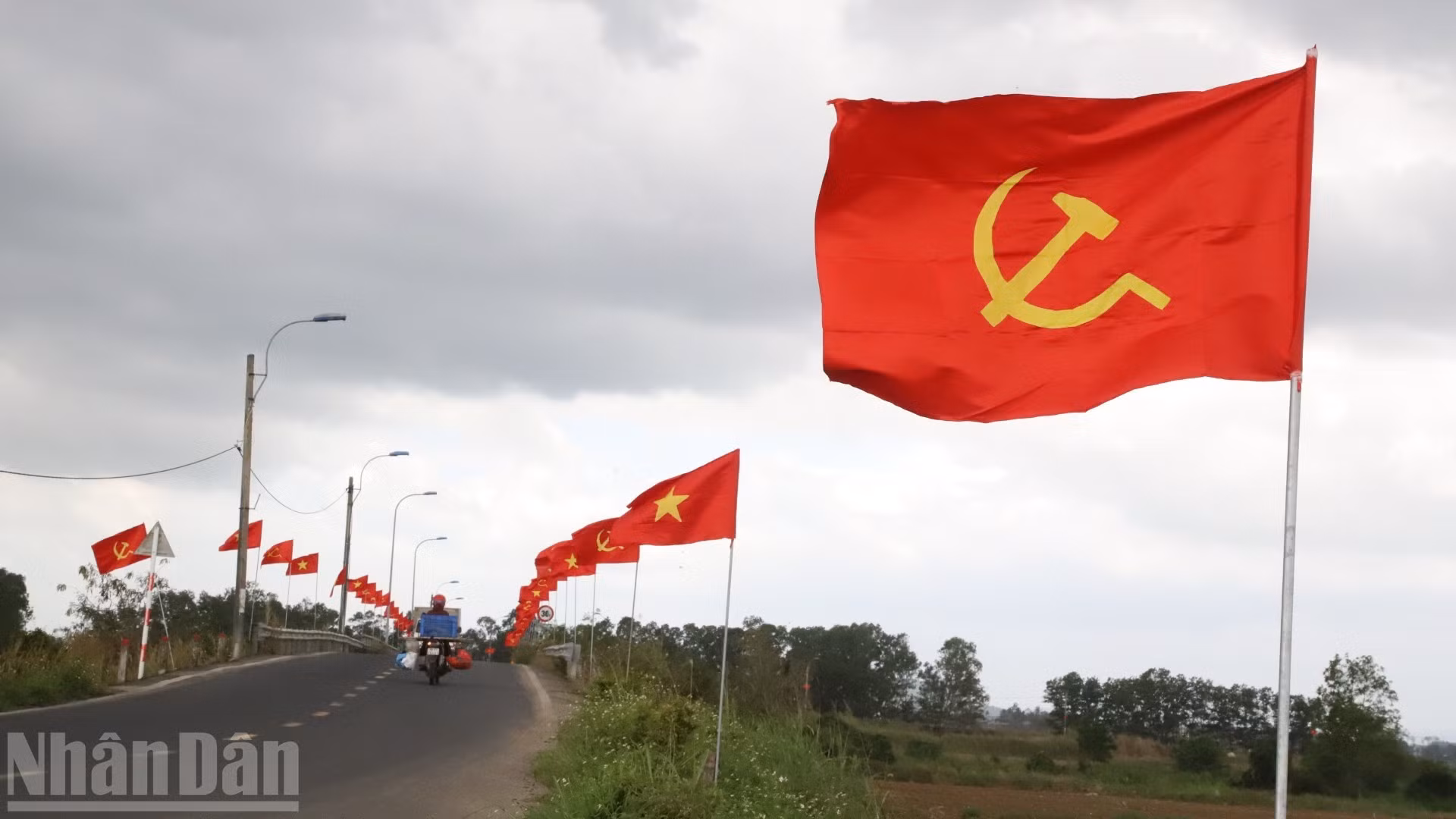 Aunque acaban de atravesar pérdidas y dificultades causadas por tormentas e inundaciones, los habitantes locales mantienen su confianza en el Partido y esperan una primavera renovada, cargada de esperanza.